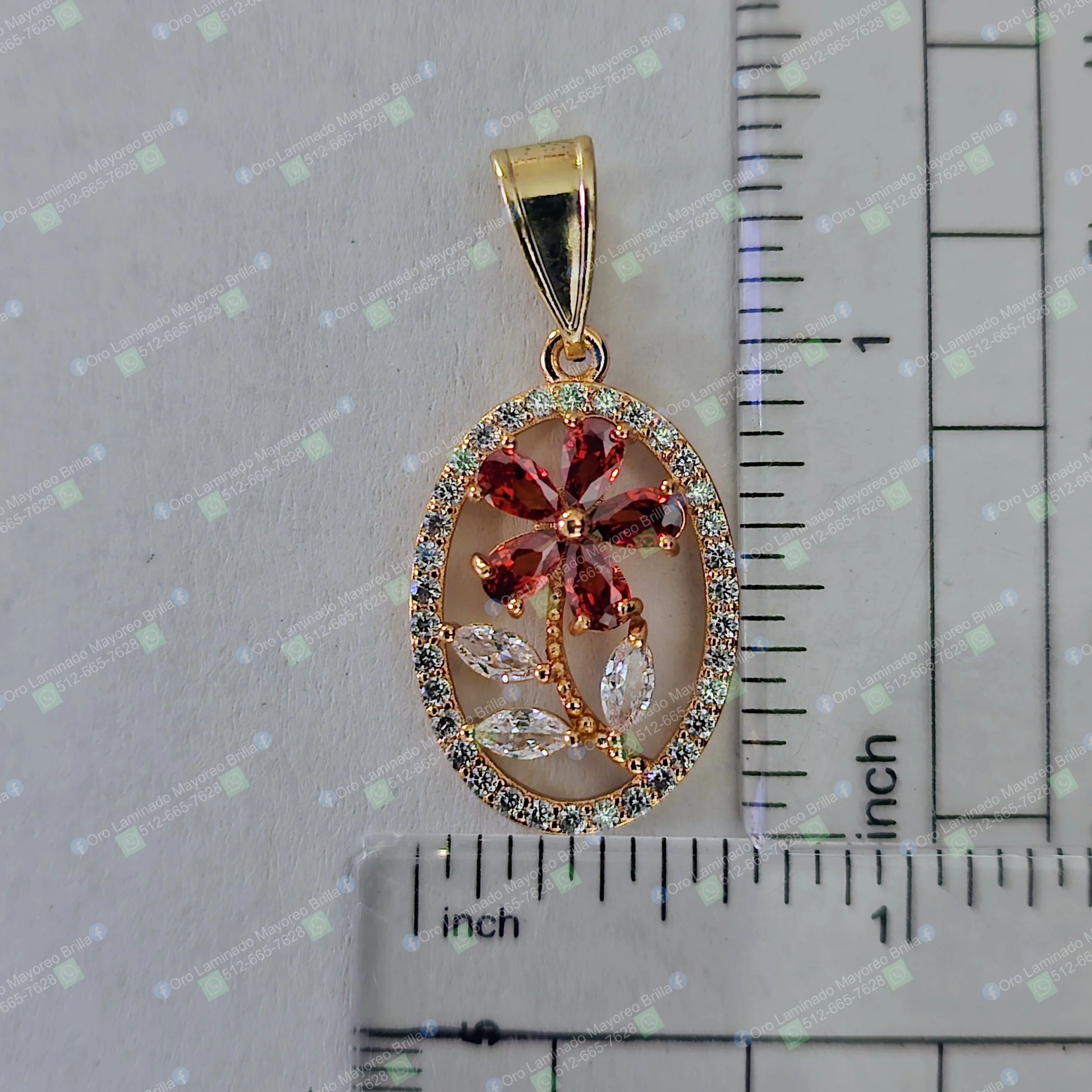 Dije ovalado con flor color oro y piedras decorativas rojas y blancas | Gold color oval flower pendant with red and white decorative stones