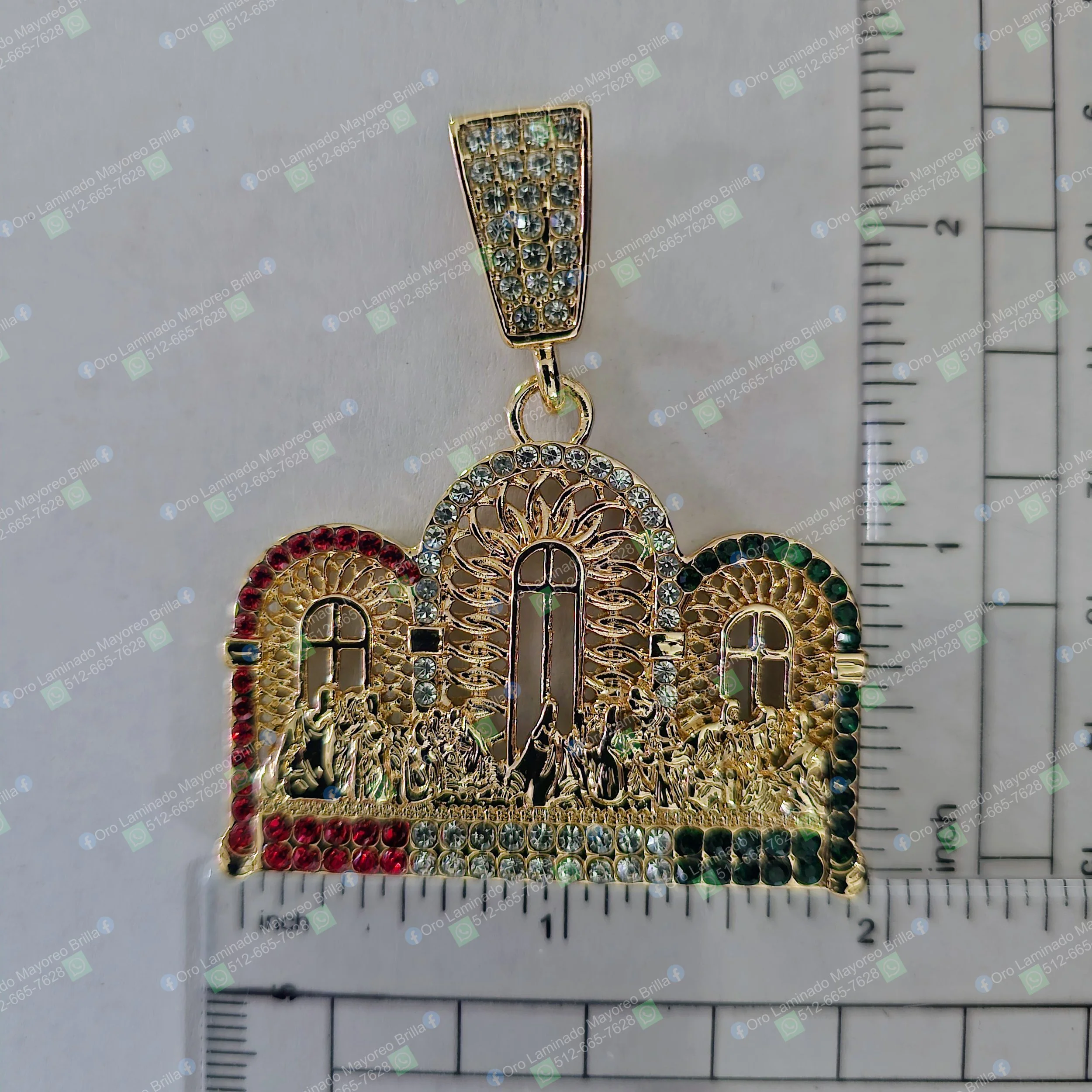 Dije color oro de La Ultima Cena con piedras decorativas rojas, verdes y transparentes visibles | Gold color Last Supper pendant with visible decorative red, green, and clear stones