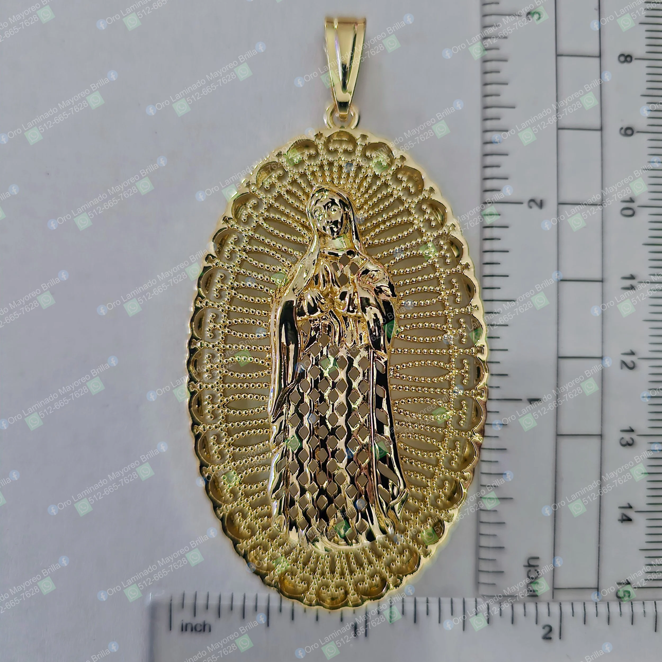 Dije Virgen ovalado color oro con detalles grabados y textura visible | Gold color oval Virgin pendant with engraved details and visible texture
