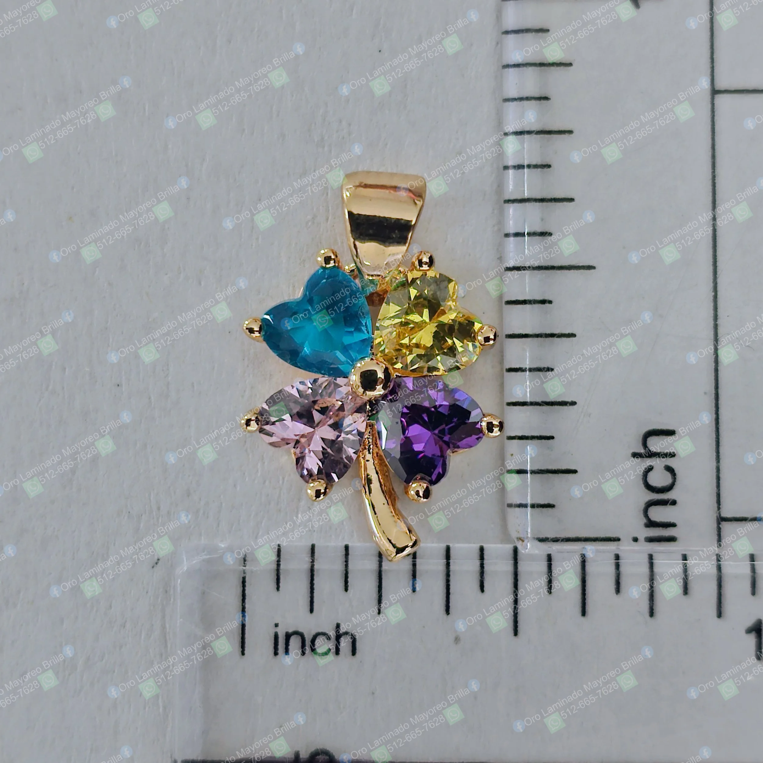 Dije trébol de cuatro hojas color oro con piedras decorativas en forma de corazón | Gold color four-leaf clover pendant with heart-shaped decorative stones