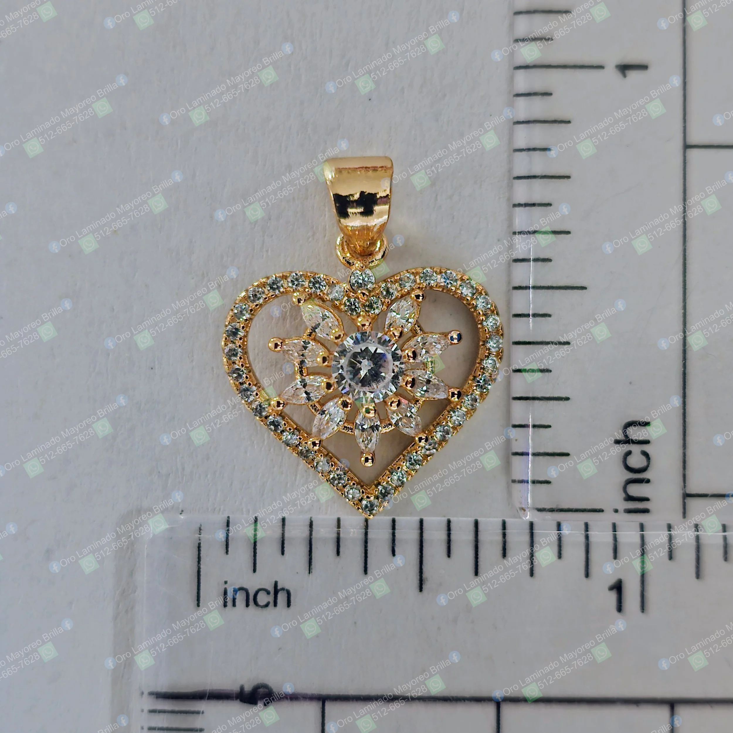 Dije corazon floral con piedras decorativas visibles color oro | Gold color heart floral pendant with visible decorative stones