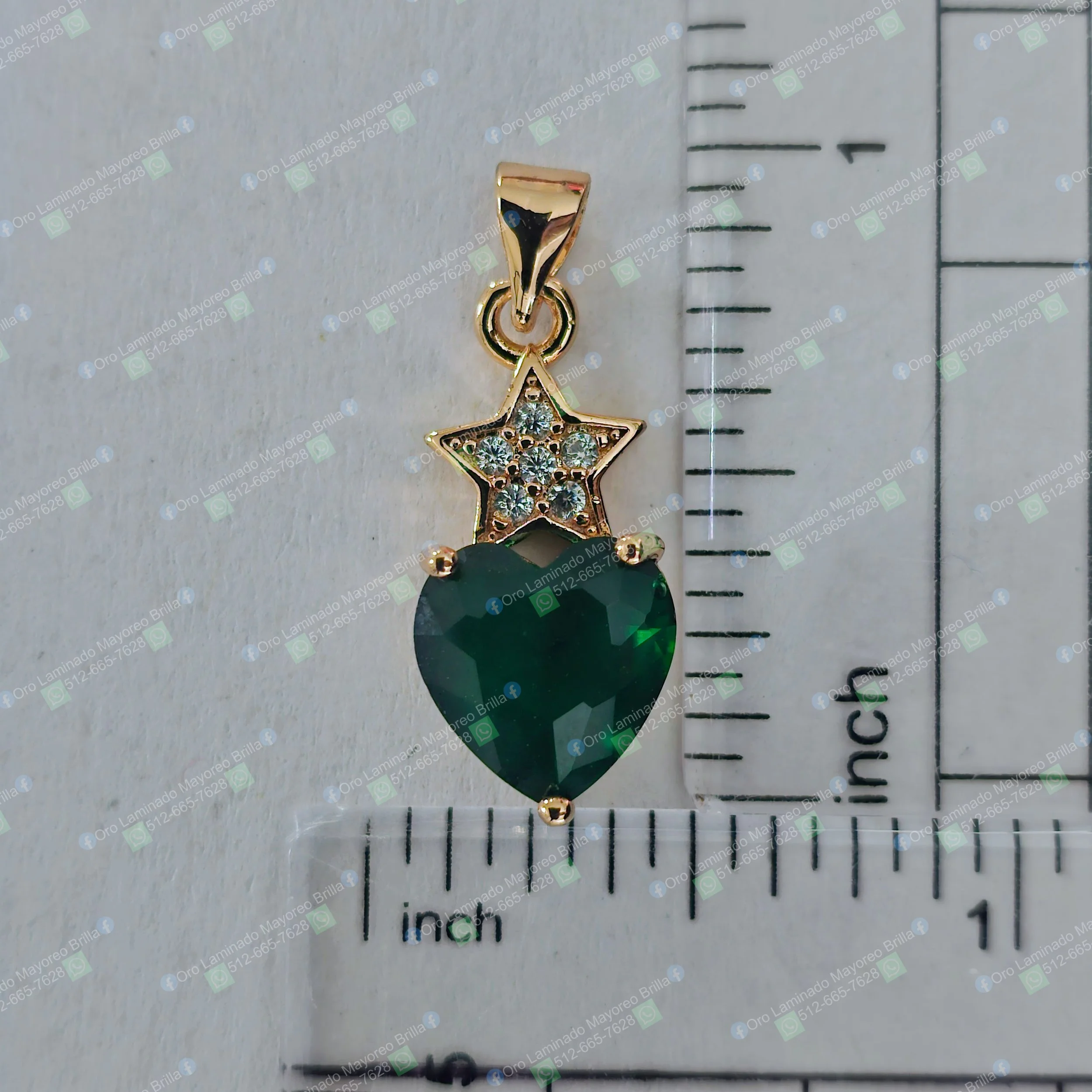 Dije color oro de estrella con piedras decorativas y corazon verde facetado | Gold color pendant of star with visible decorative stones and faceted green heart