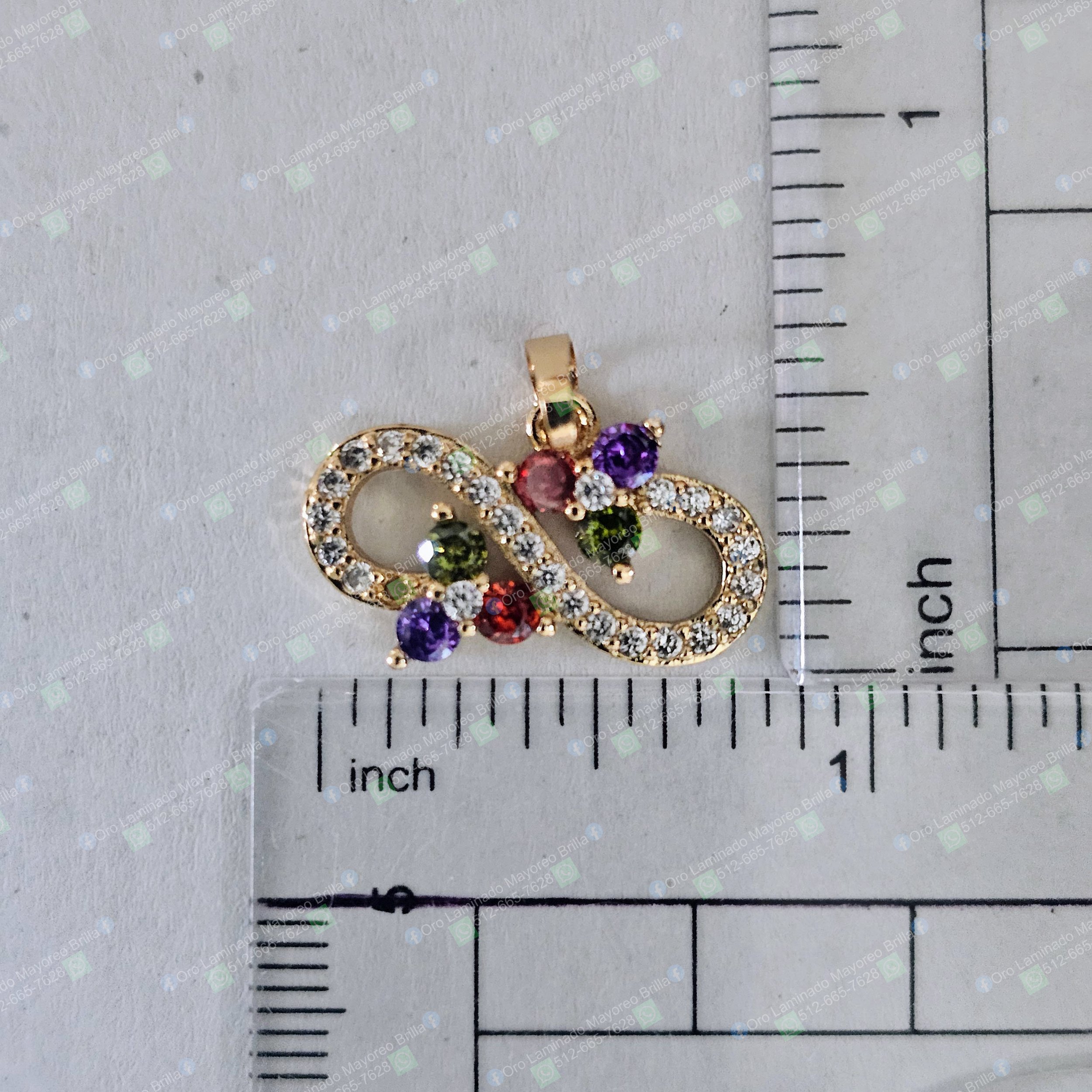 Dije infinito color oro con piedras decorativas multicolor visibles | Gold color infinity pendant with visible multicolored decorative stones