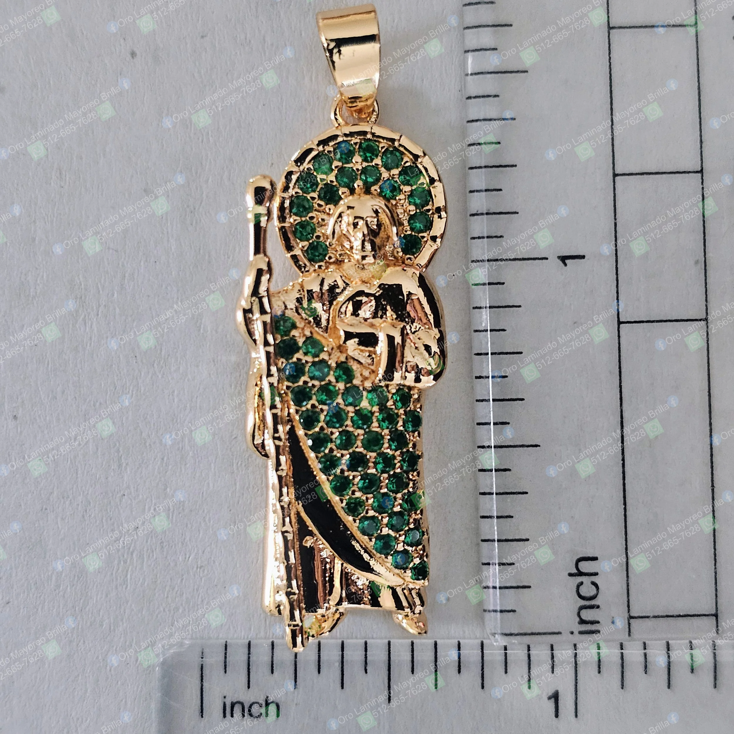 Dije San Judas Tadeo con piedras verdes y bastón color oro | Saint Jude pendant with green stones and staff gold color