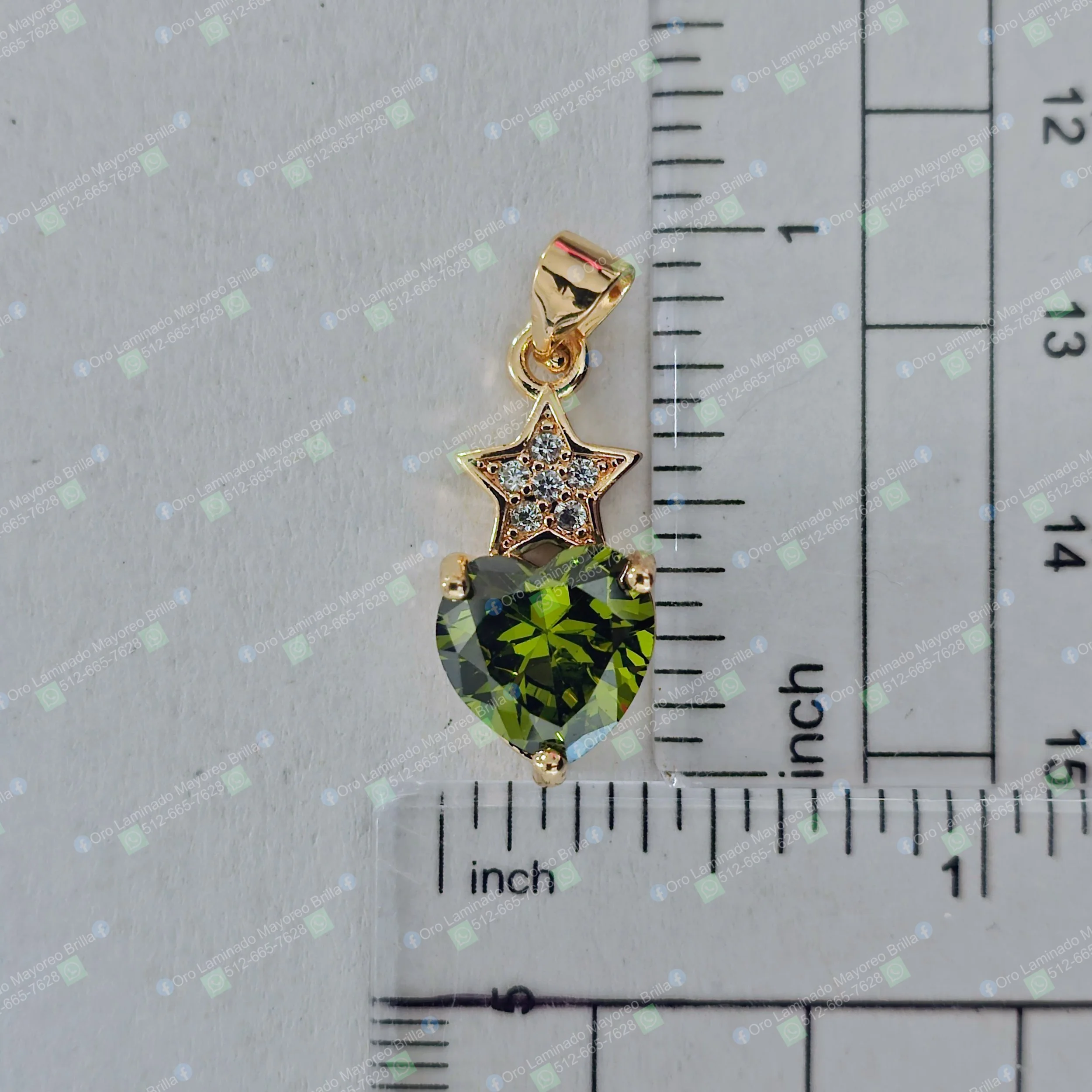 Dije de estrella y corazon color oro con piedras decorativas visibles | Gold color star and heart pendant with visible decorative stones