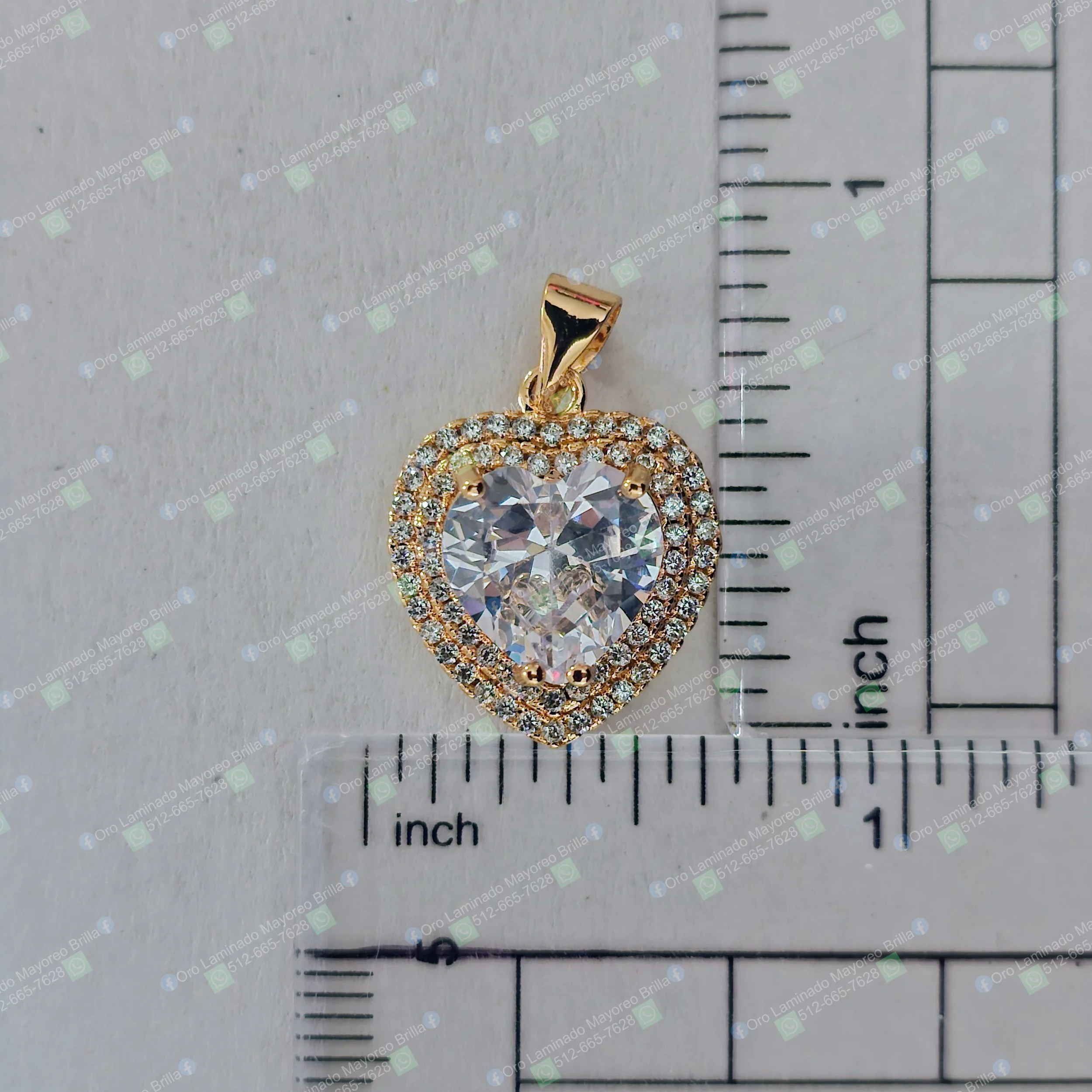 Dije de corazon color oro con piedras decorativas visibles y diseño elegante | Gold color heart pendant with visible decorative stones and elegant design