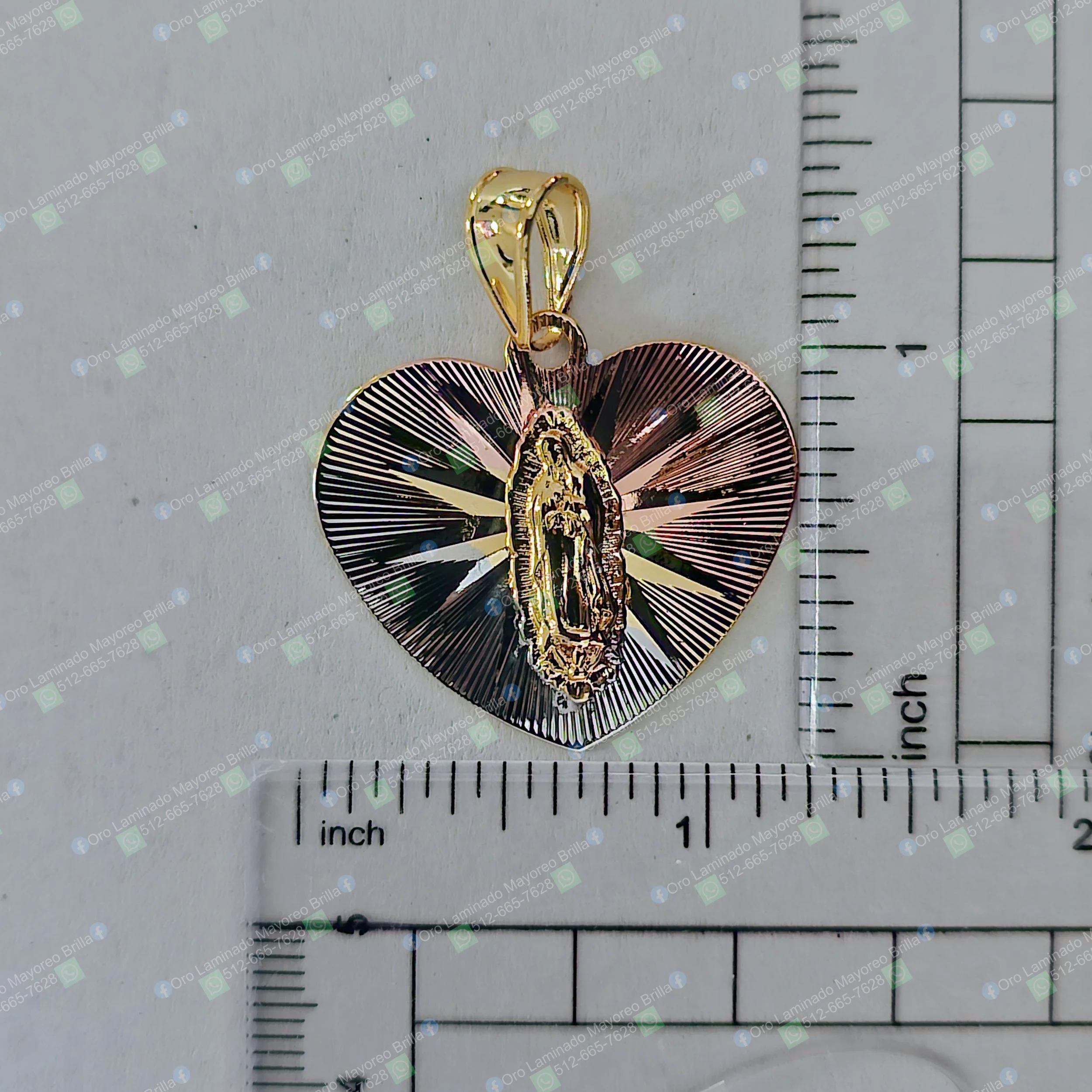 Dije corazón con virgen color oro con detalles grabados y acabado texturizado | Gold color heart pendant with Virgin with engraved details and textured finish