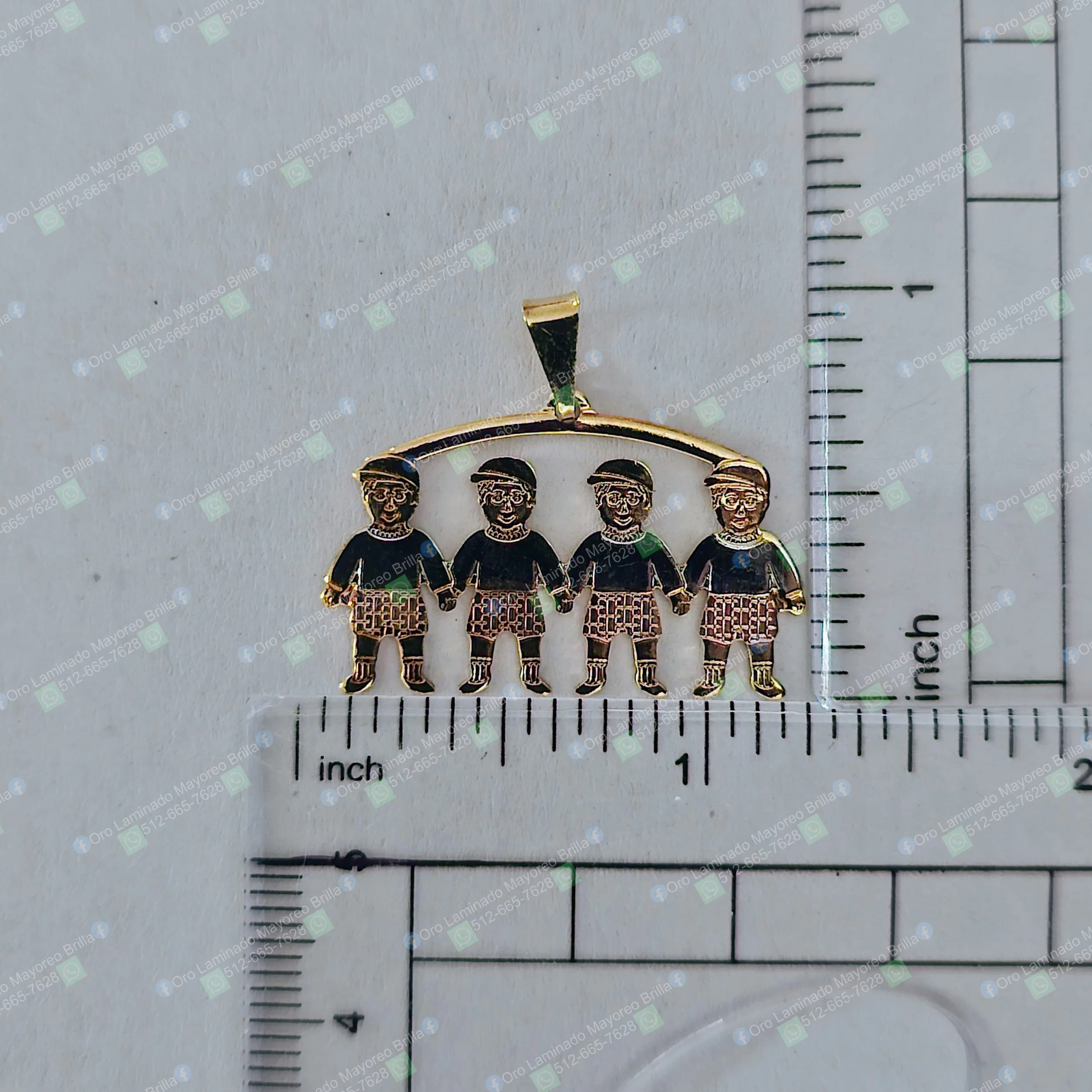 Dije color oro con cuatro niños tomados de la mano y esmalte negro visible | Gold color pendant with four children holding hands and visible black enamel