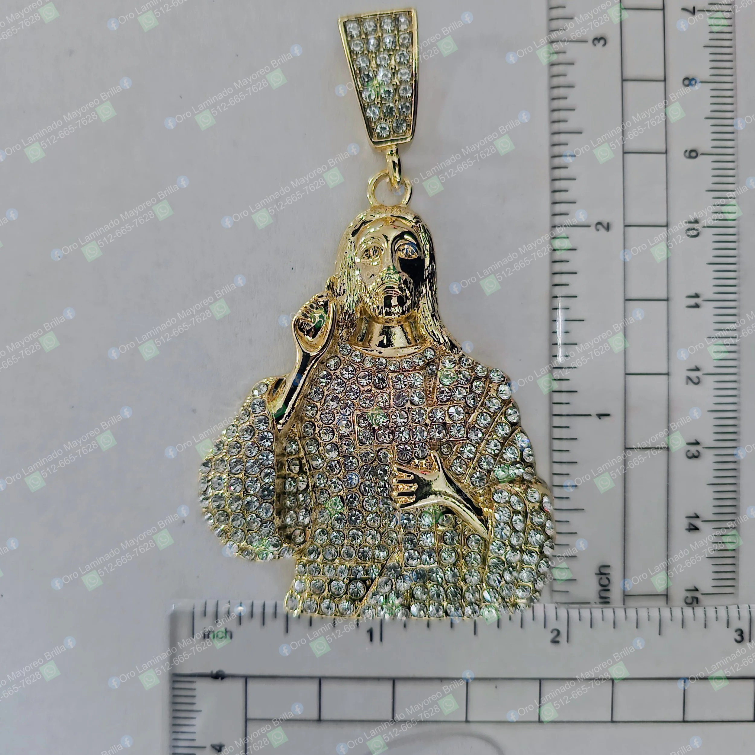 Dije de Jesús color oro con figuras y piedras decorativas visibles | Gold color Jesus pendant with visible decorative stones and figure