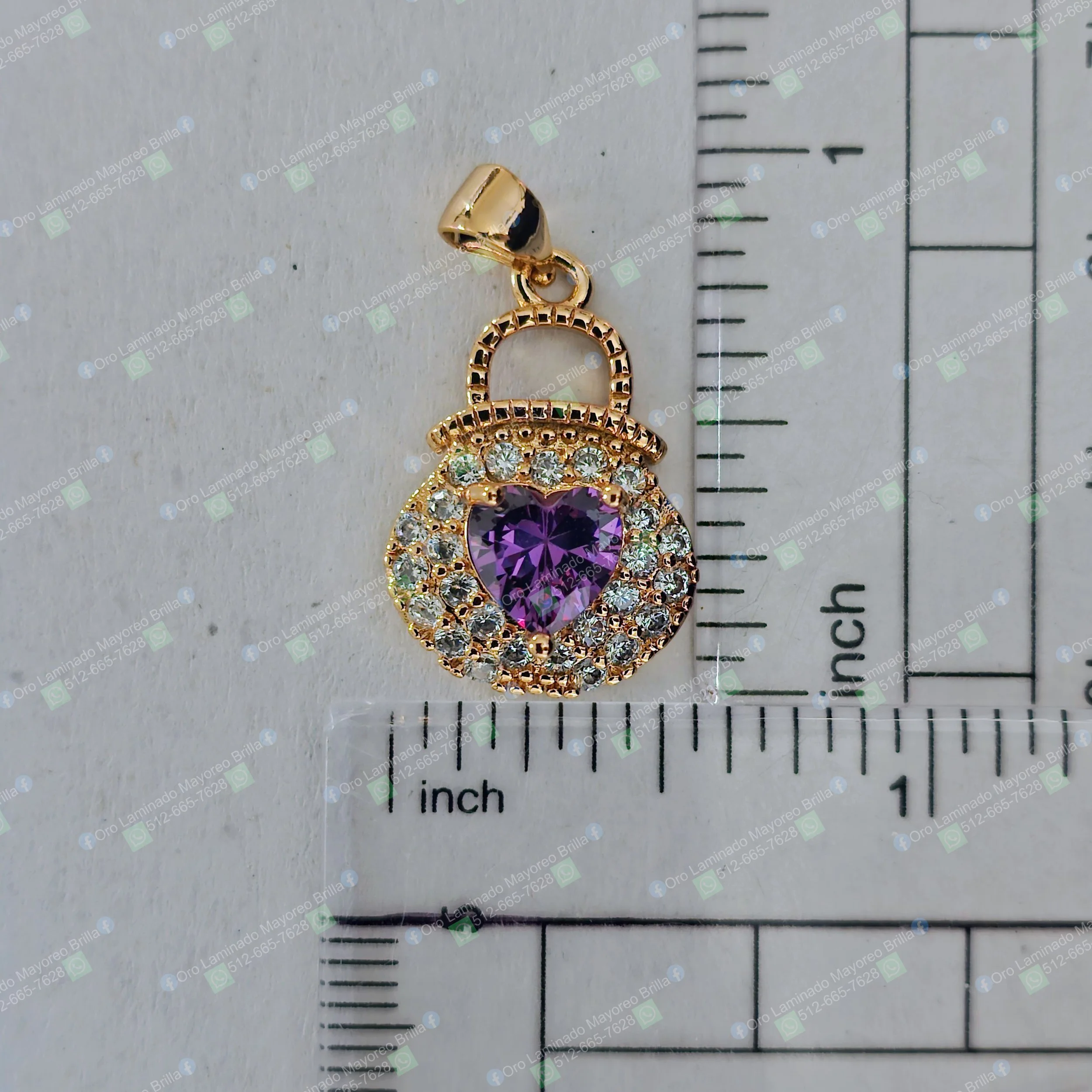 Dije de corazon color oro con piedra morada y piedras decorativas visibles | Gold color heart pendant with purple stone and visible decorative stones
