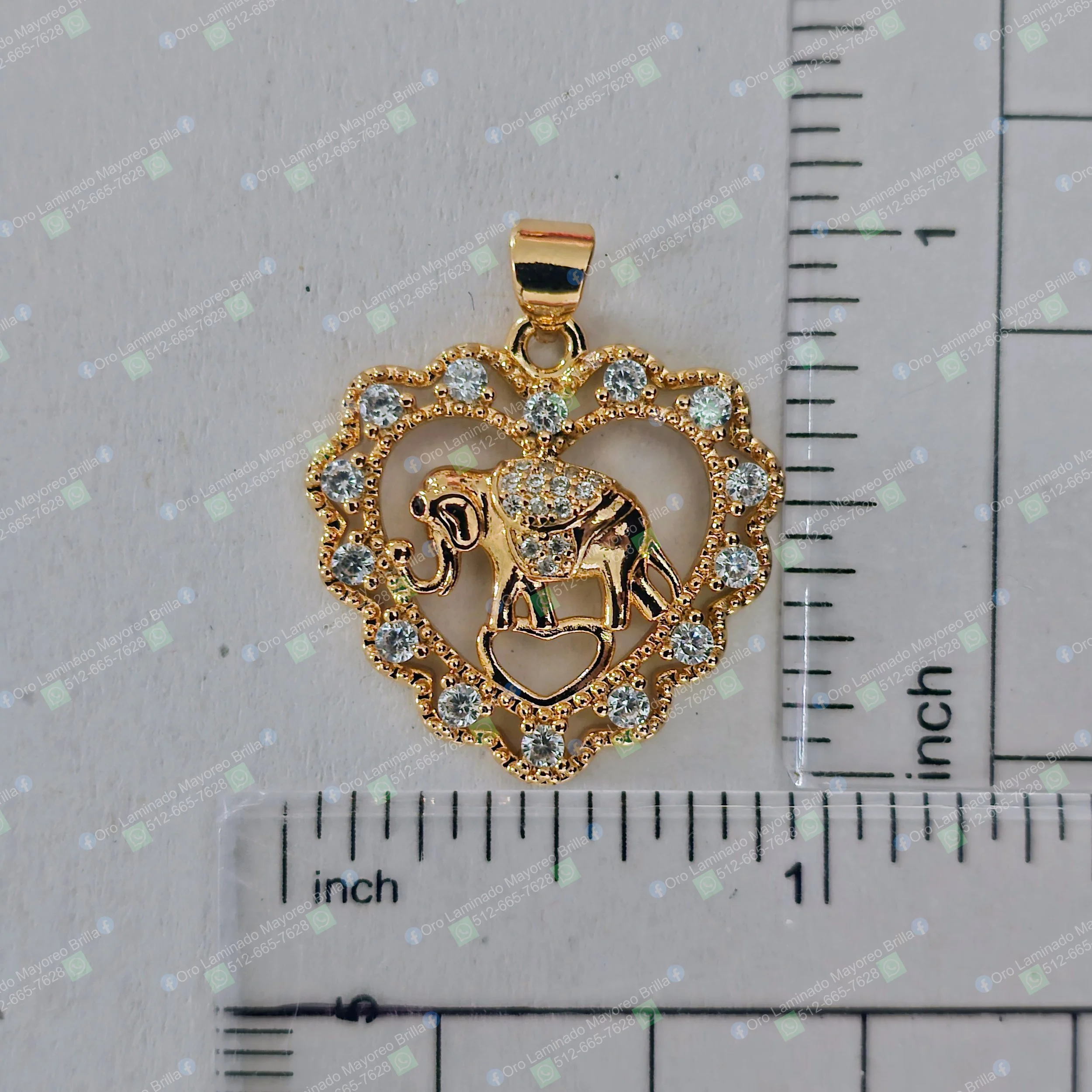 Dije color oro de elefante y corazon con piedras brillantes visibles | Gold color elephant and heart pendant with visible brilliant stones