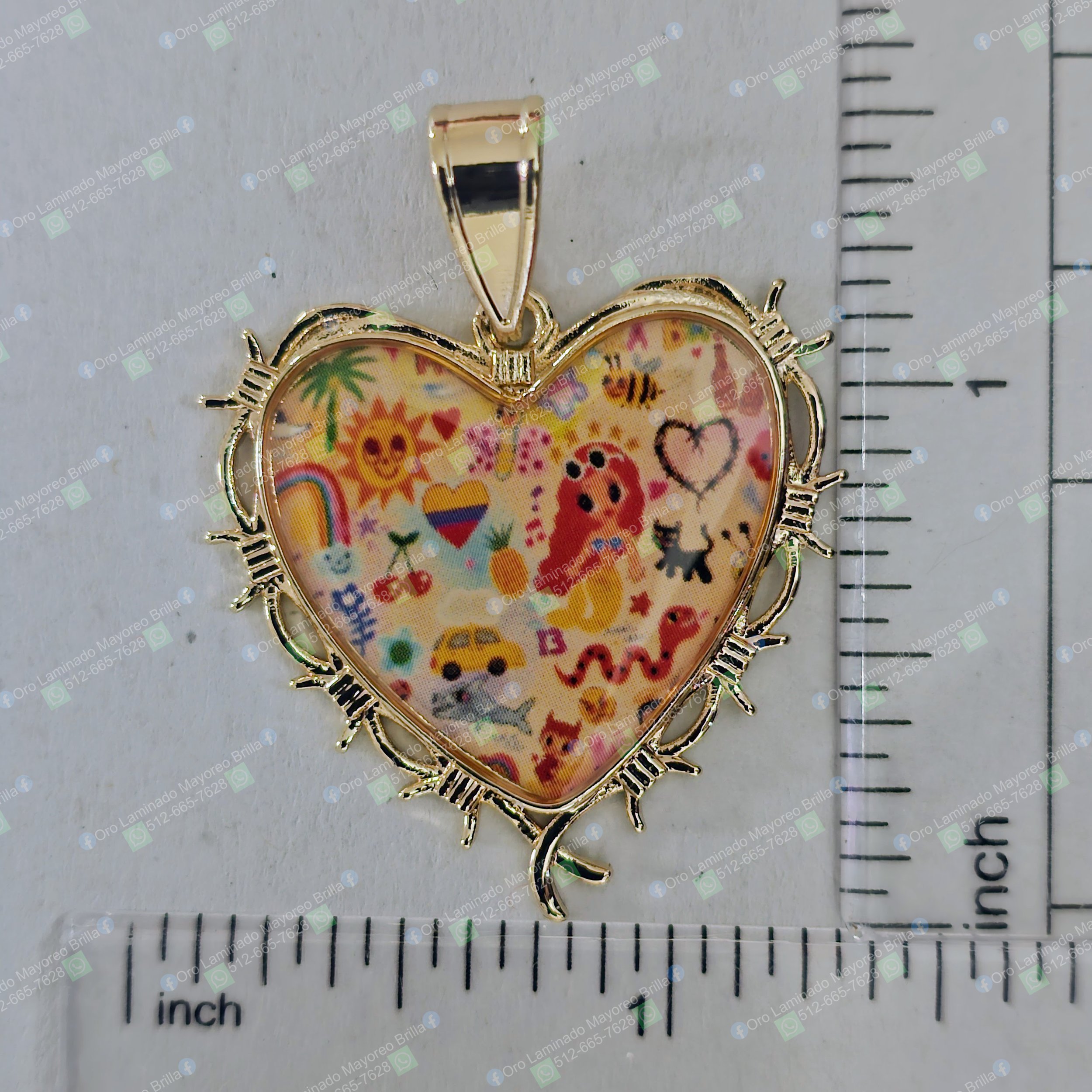 Dije de corazon color oro con diseño impreso y borde tipo espinas | Gold color heart pendant with printed design and thorn-like border