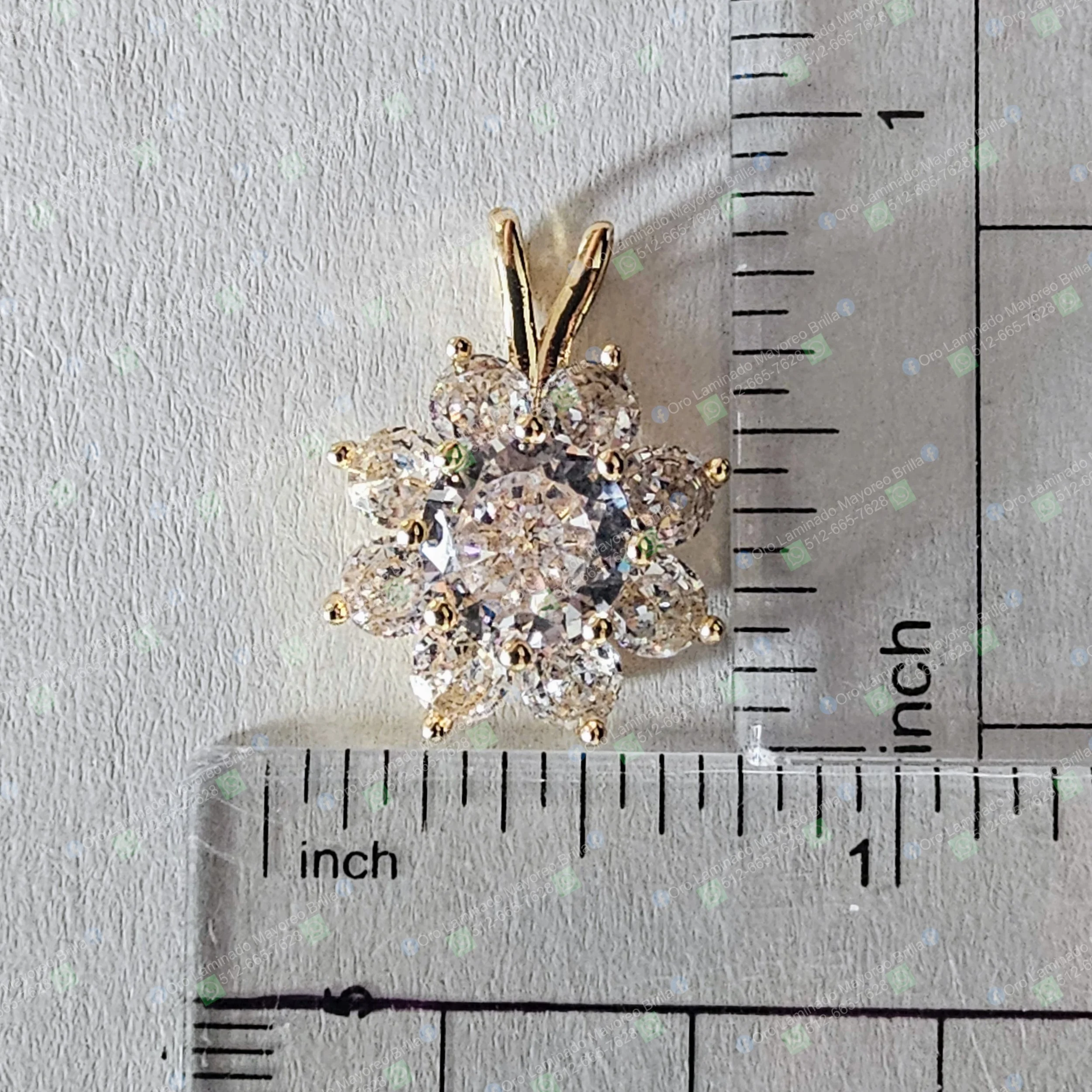 Dije flor redondo con piedras decorativas en color oro | Gold color round flower pendant with decorative stones