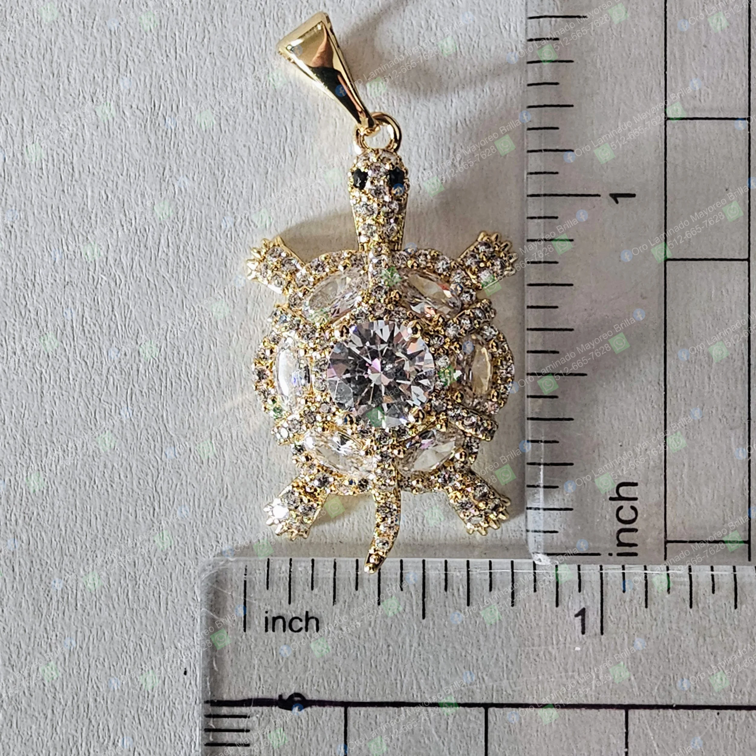 Dije tortuga color oro con piedras decorativas visibles y acabado brillante | Gold color turtle pendant with visible decorative stones and shiny finish