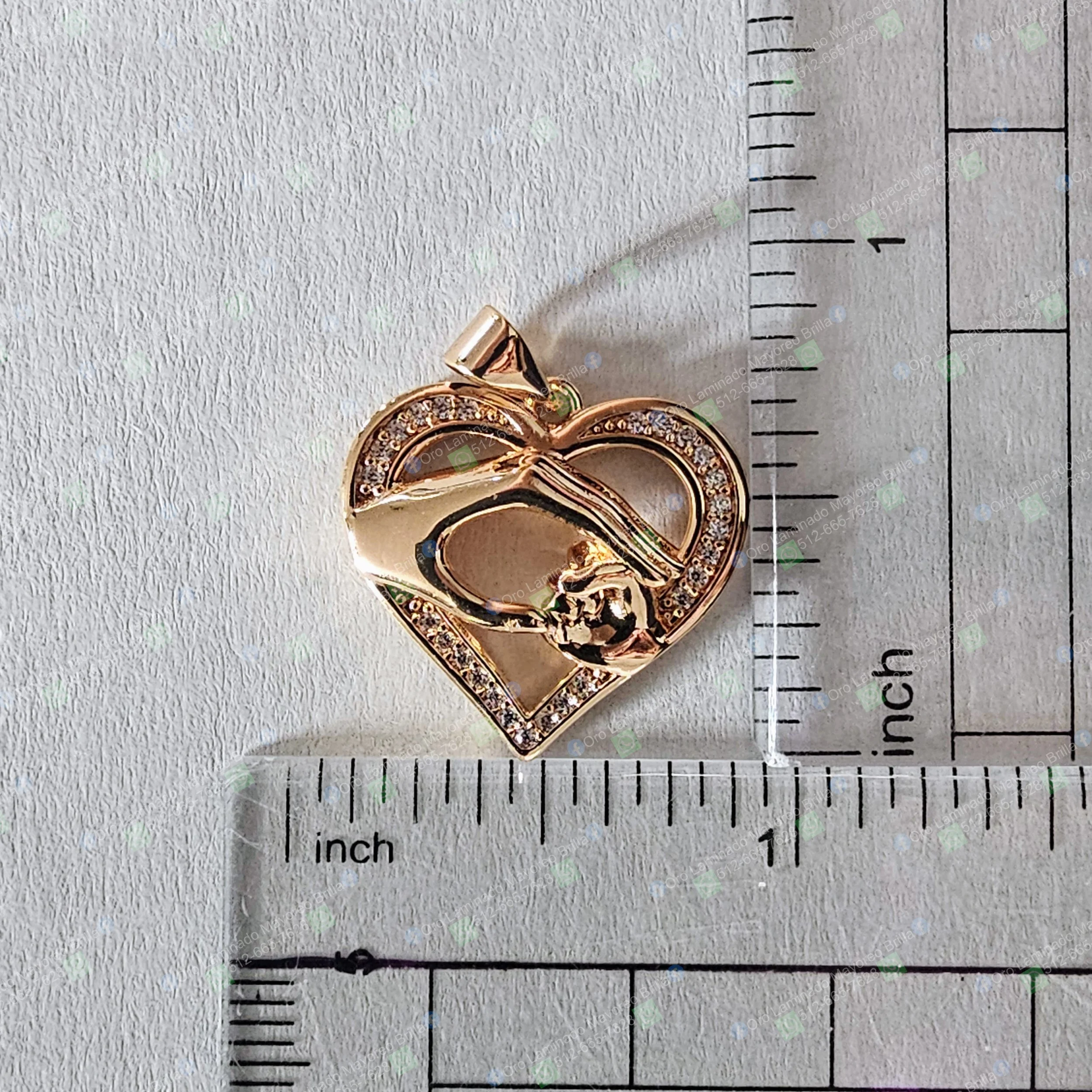 Dije corazon madre e hijo color oro con piedras decorativas visibles | Gold color mother and child heart pendant with visible decorative stones