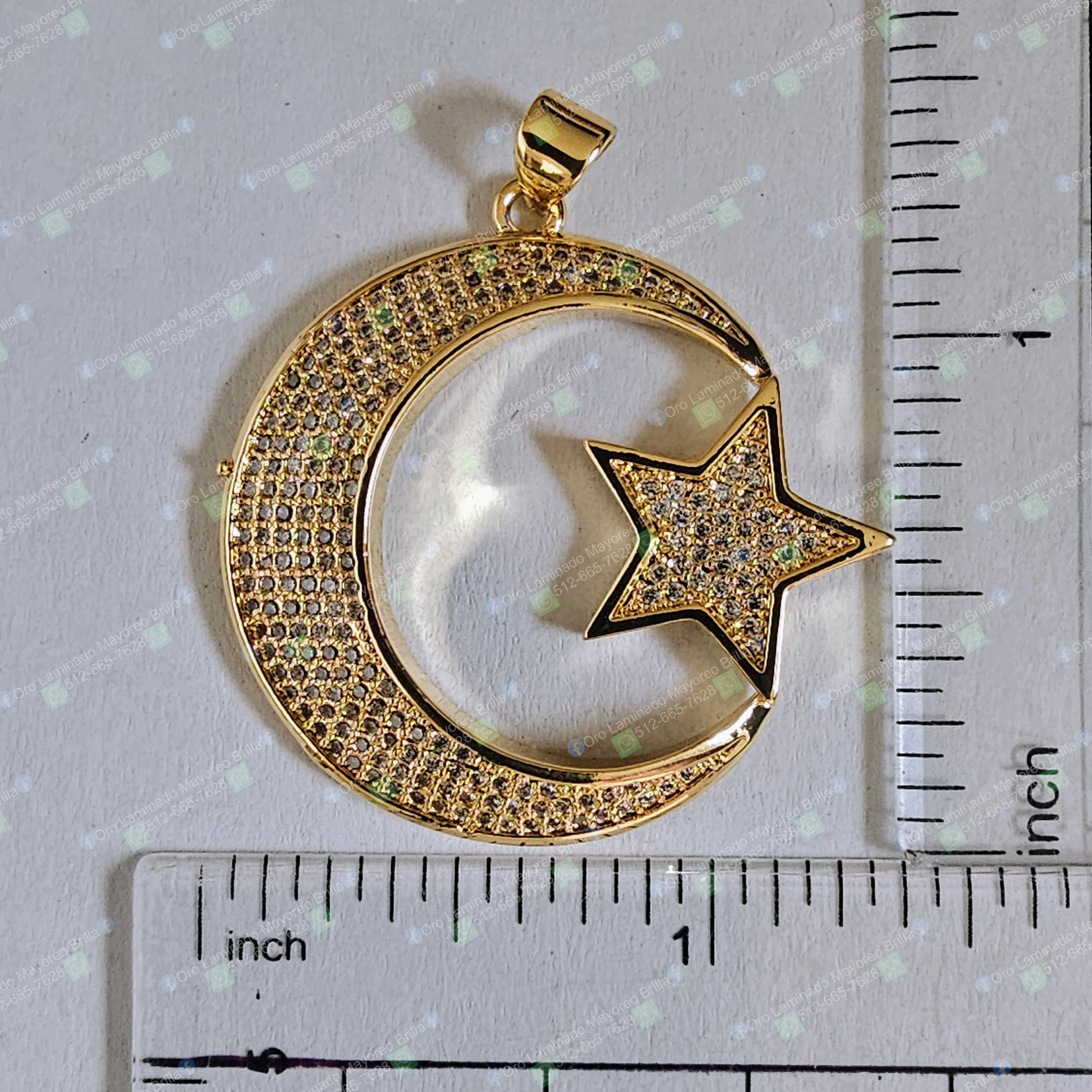 Dije de luna creciente y estrella color oro con piedras decorativas visibles | Gold color crescent moon and star pendant with visible decorative stones