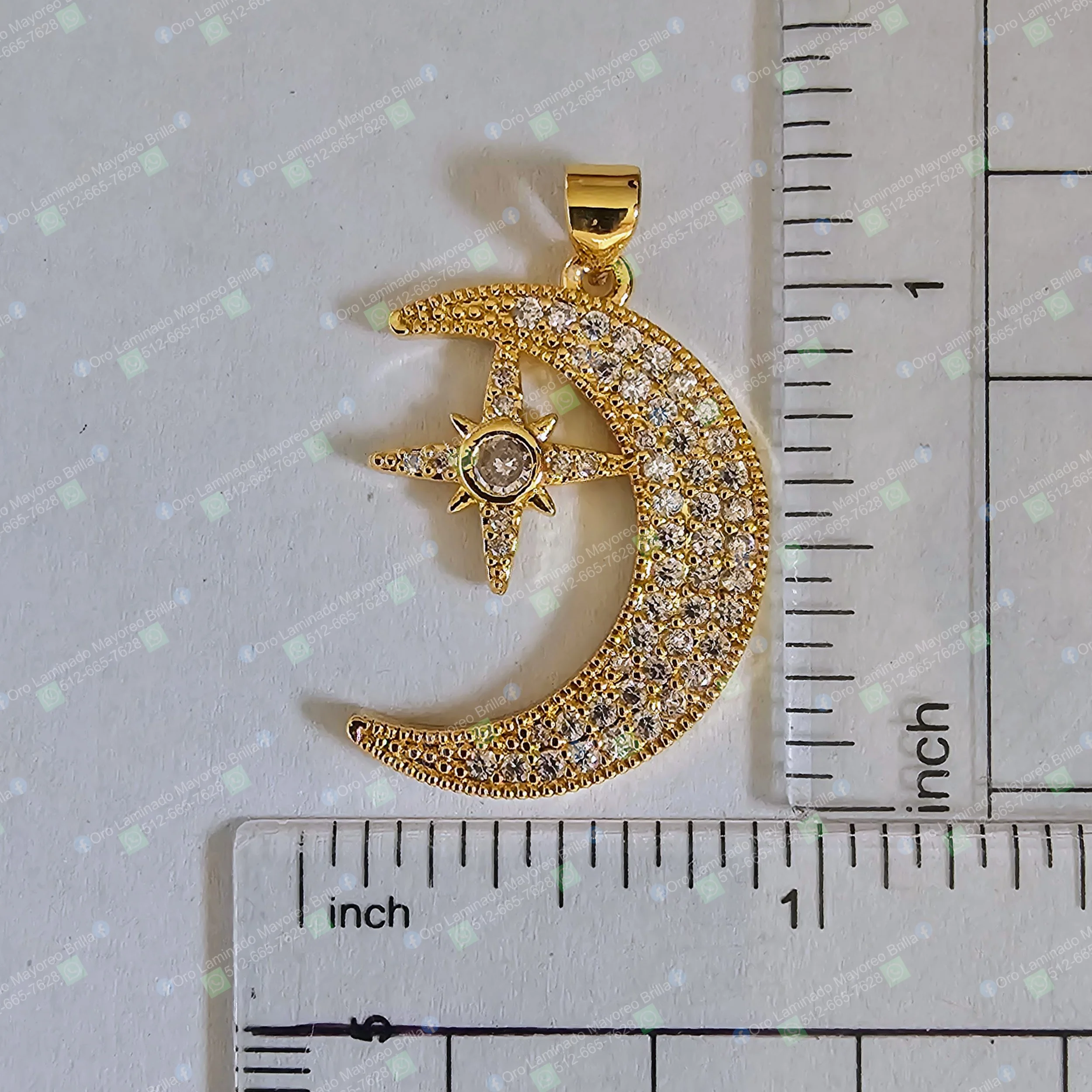 Dije luna creciente y estrella color oro con piedras decorativas visibles | Gold color crescent moon and star pendant with visible decorative stones