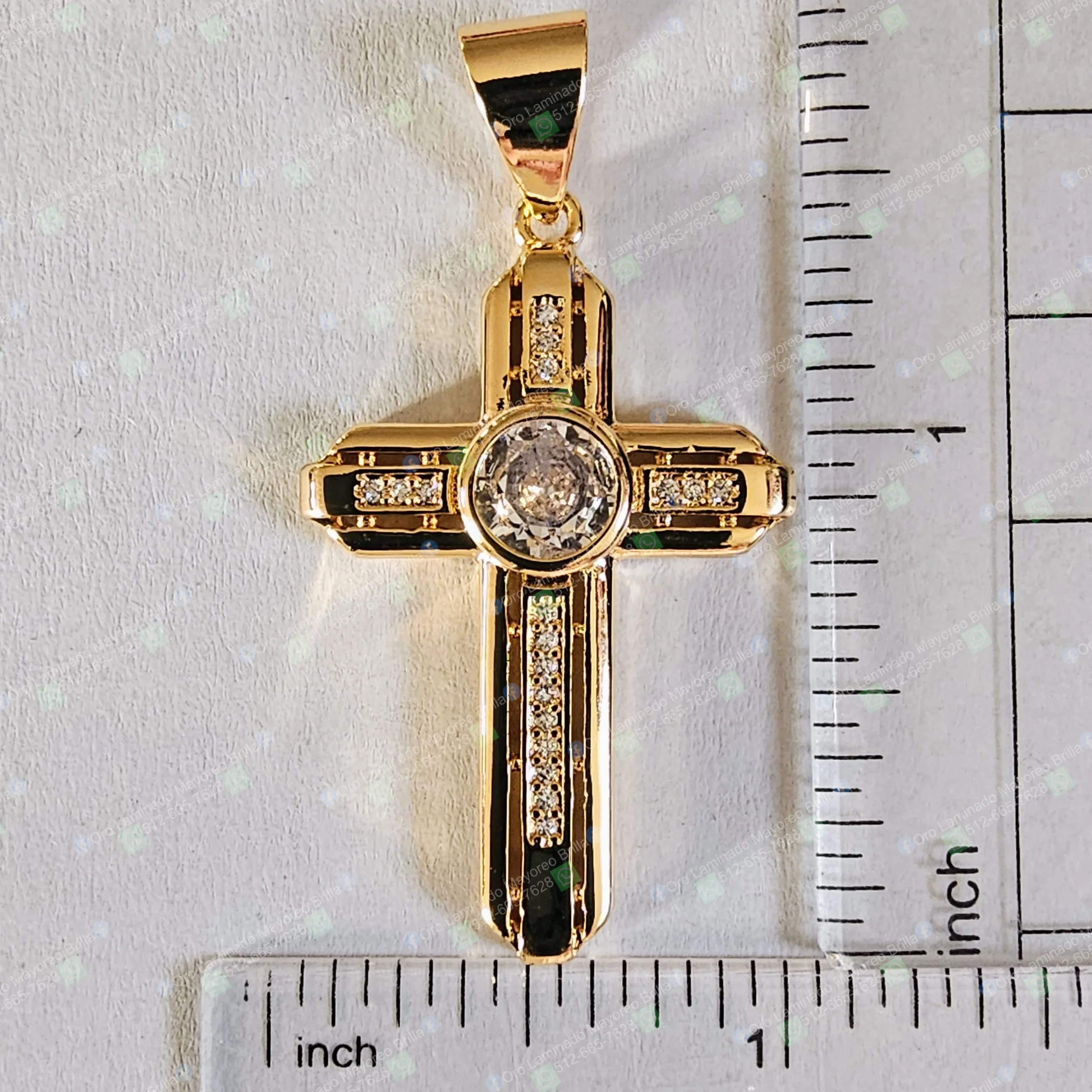 Dije cruz color oro con piedras decorativas visibles en el centro y brazos | Gold color cross pendant with visible decorative stones on center and arms