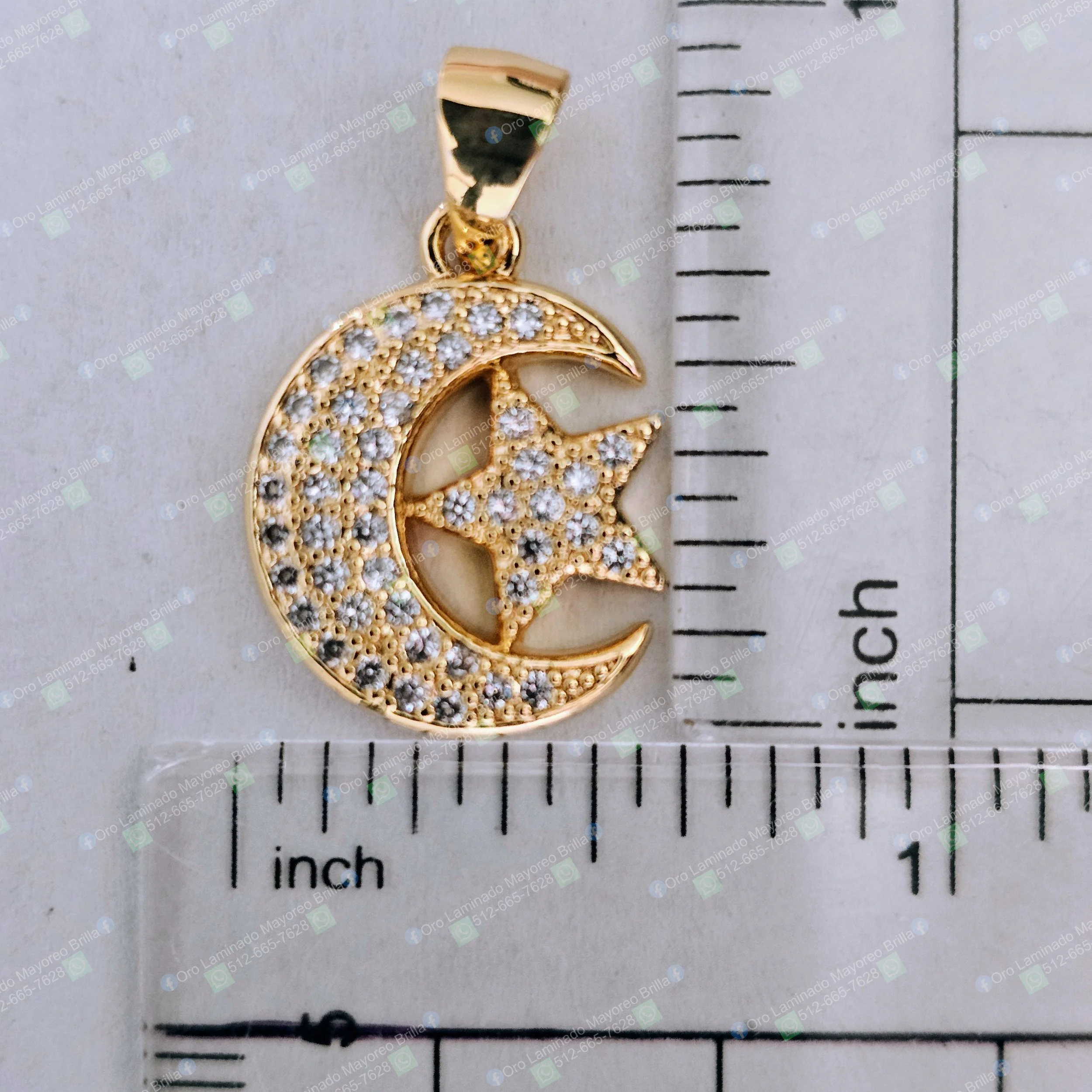 Dije luna creciente y estrella color oro con piedras decorativas visibles | Gold color crescent moon and star pendant with visible decorative stones