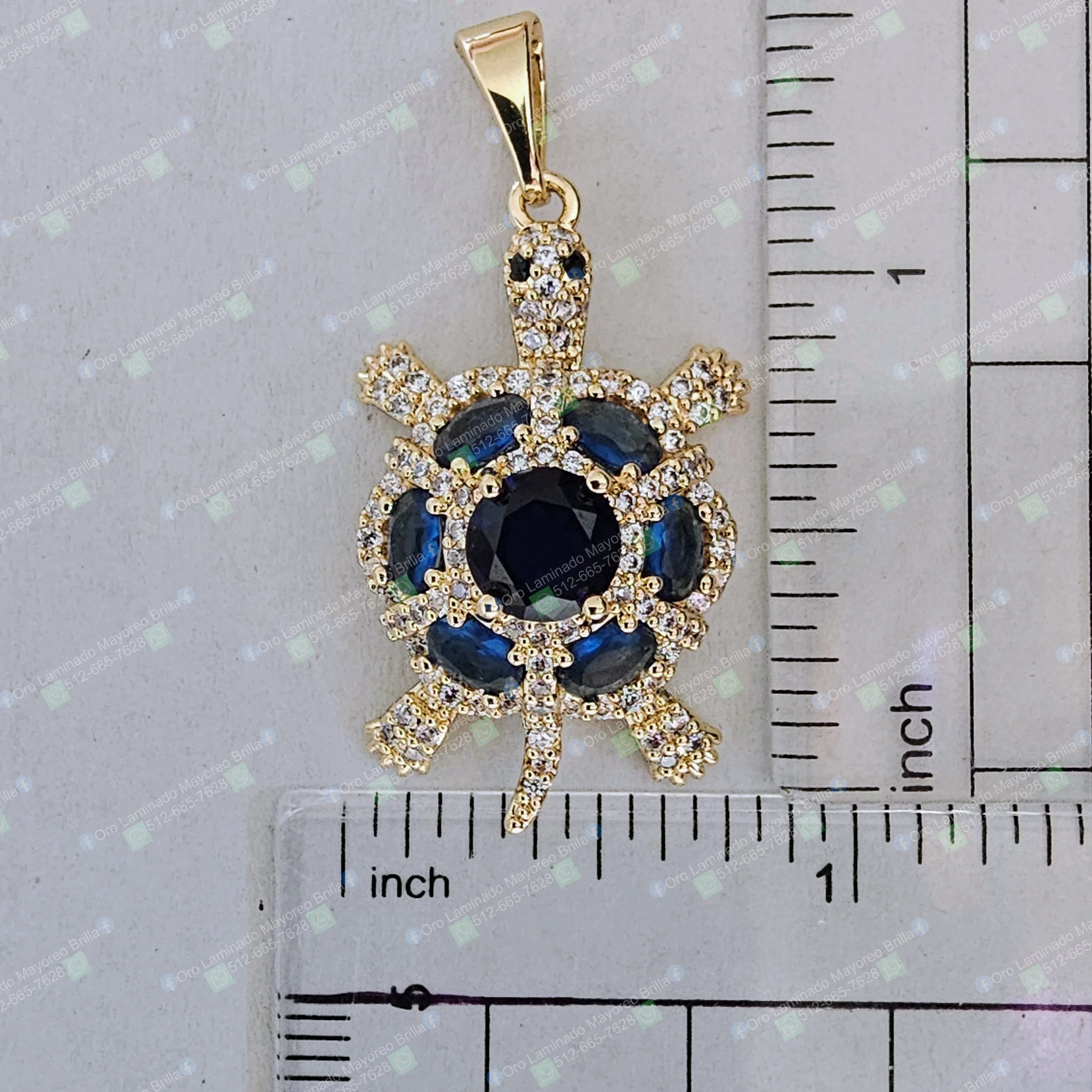 Dije tortuga color oro con piedras decorativas azules y brillantes | Gold color turtle pendant with blue and sparkling decorative stones