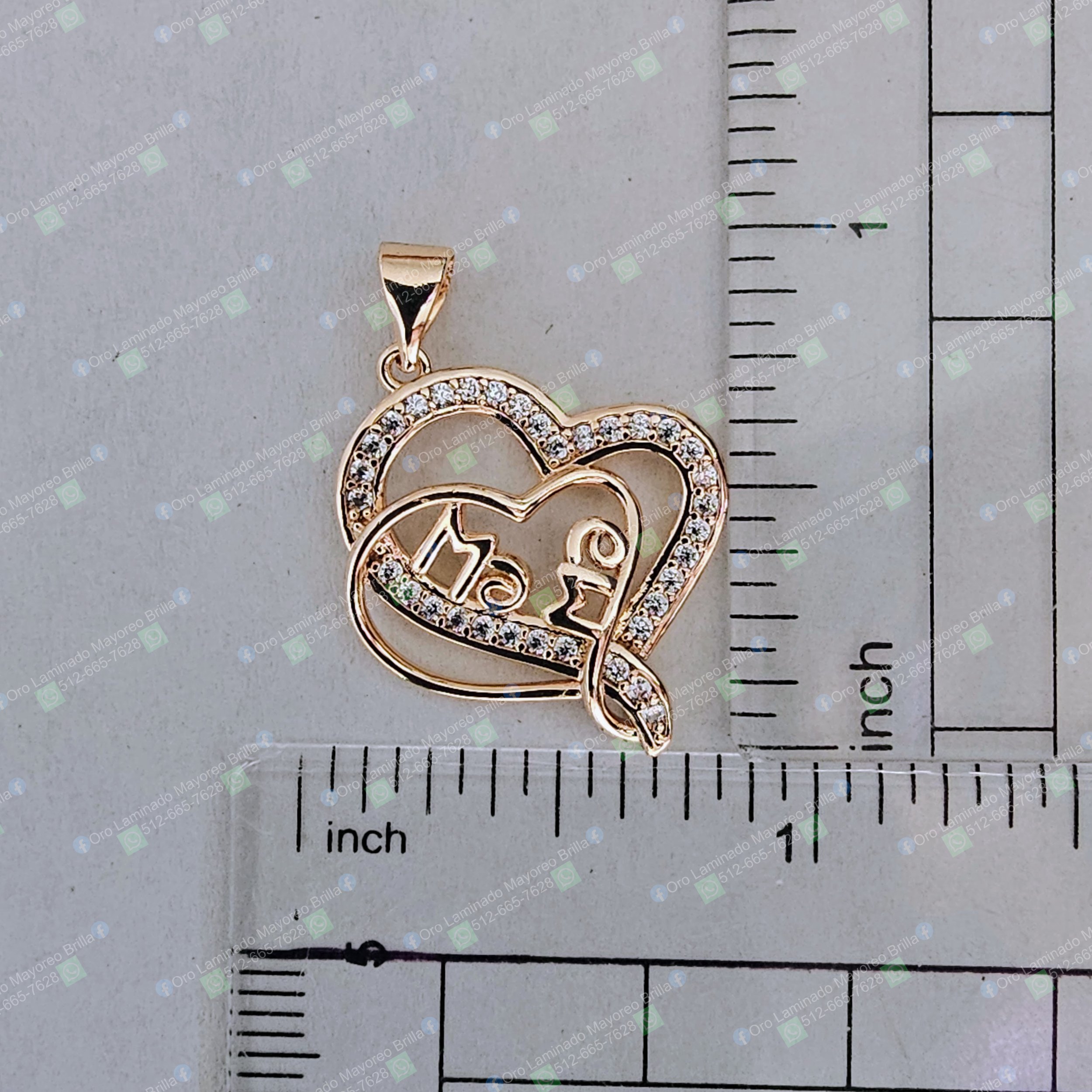 Dije doble corazón color oro con piedras decorativas visibles y diseño entrelazado | Gold color double heart pendant with visible decorative stones and intertwined design