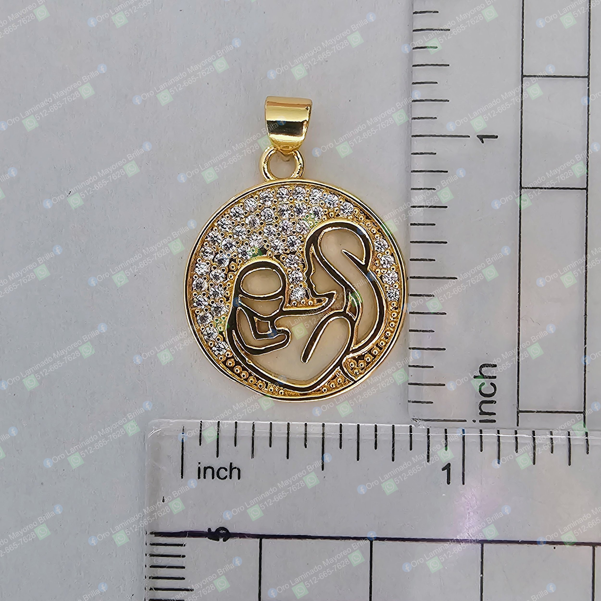 Dije de madre e hijo color oro con piedras decorativas visibles alrededor | Gold color mother and child pendant with visible decorative stones around