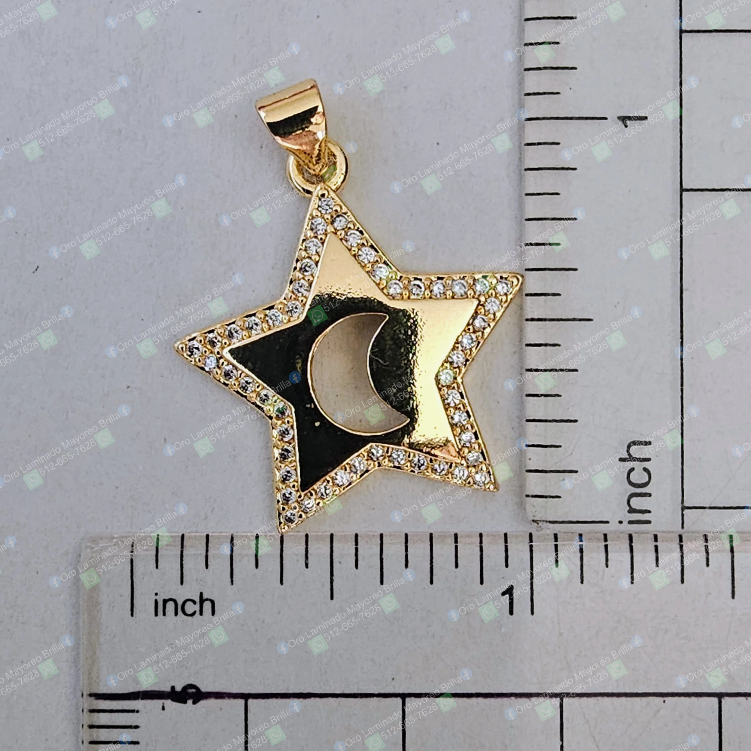 Dije estrella y luna color oro con piedras decorativas visibles | Gold color star and moon pendant with visible decorative stones