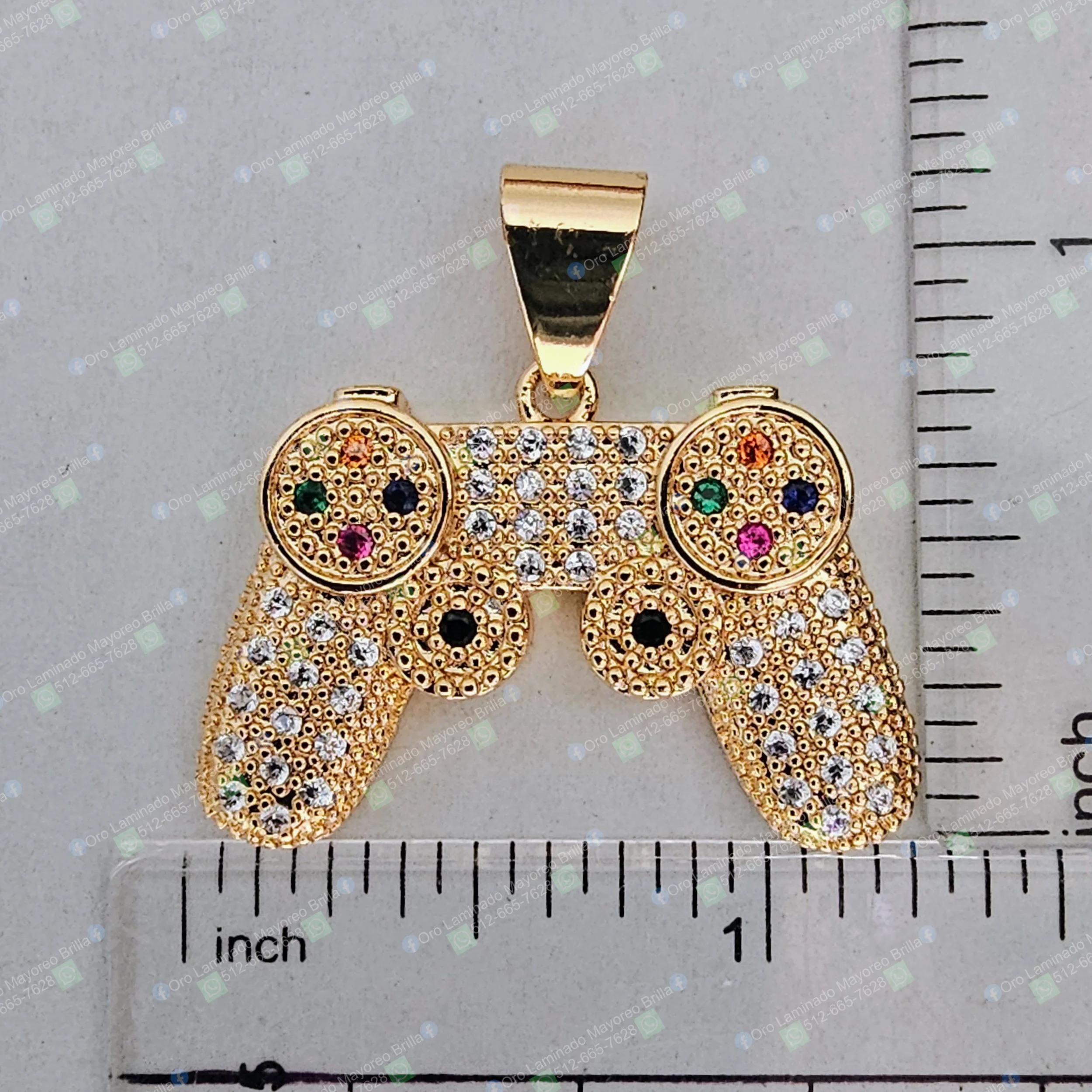 Dije control de videojuego color oro con piedras decorativas visibles multicolores | Gold color video game controller pendant with visible multicolored decorative stones
