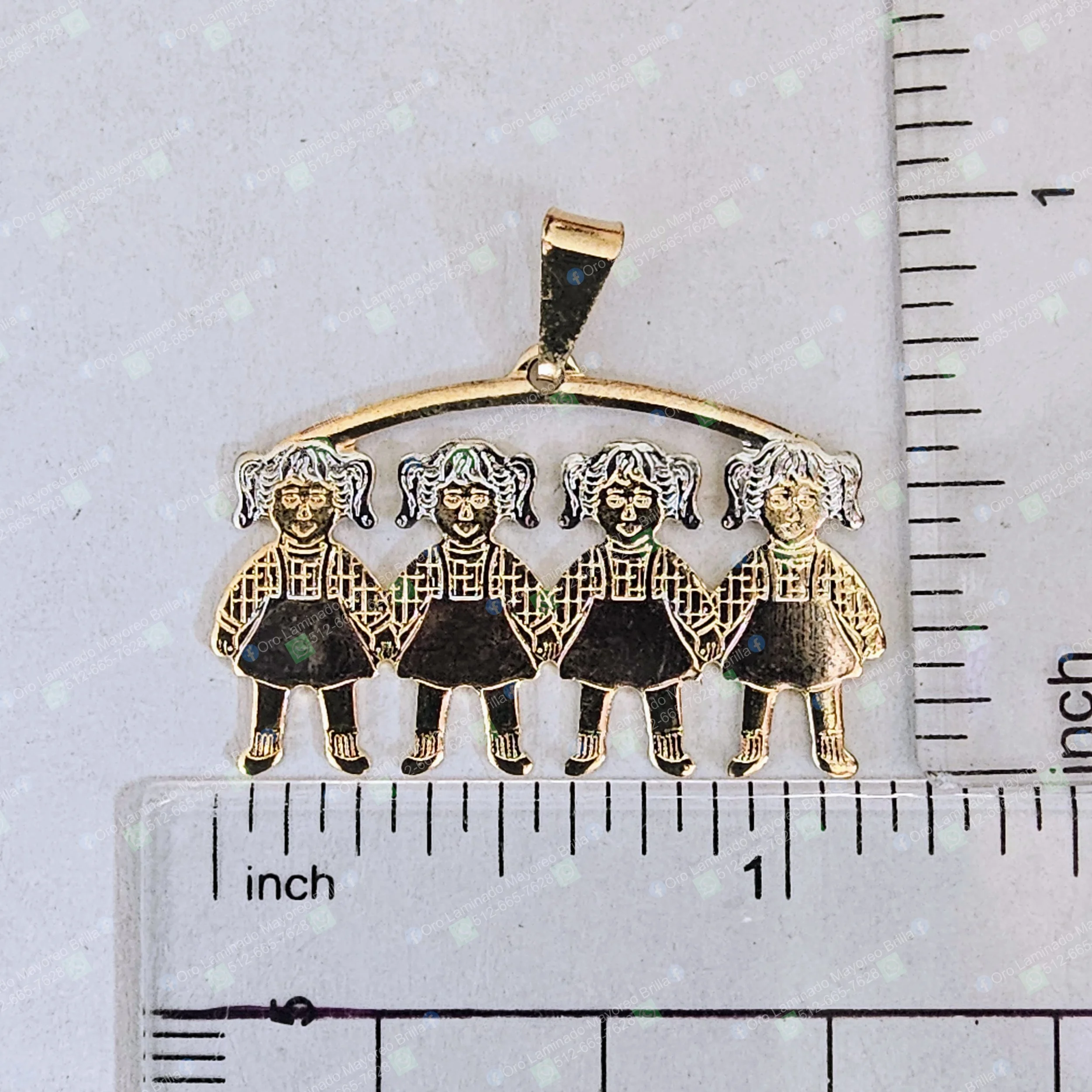 Dije colgante color oro con cuatro niñas y detalles en color plata grabados | Gold color pendant with four girls and engraved silver color details