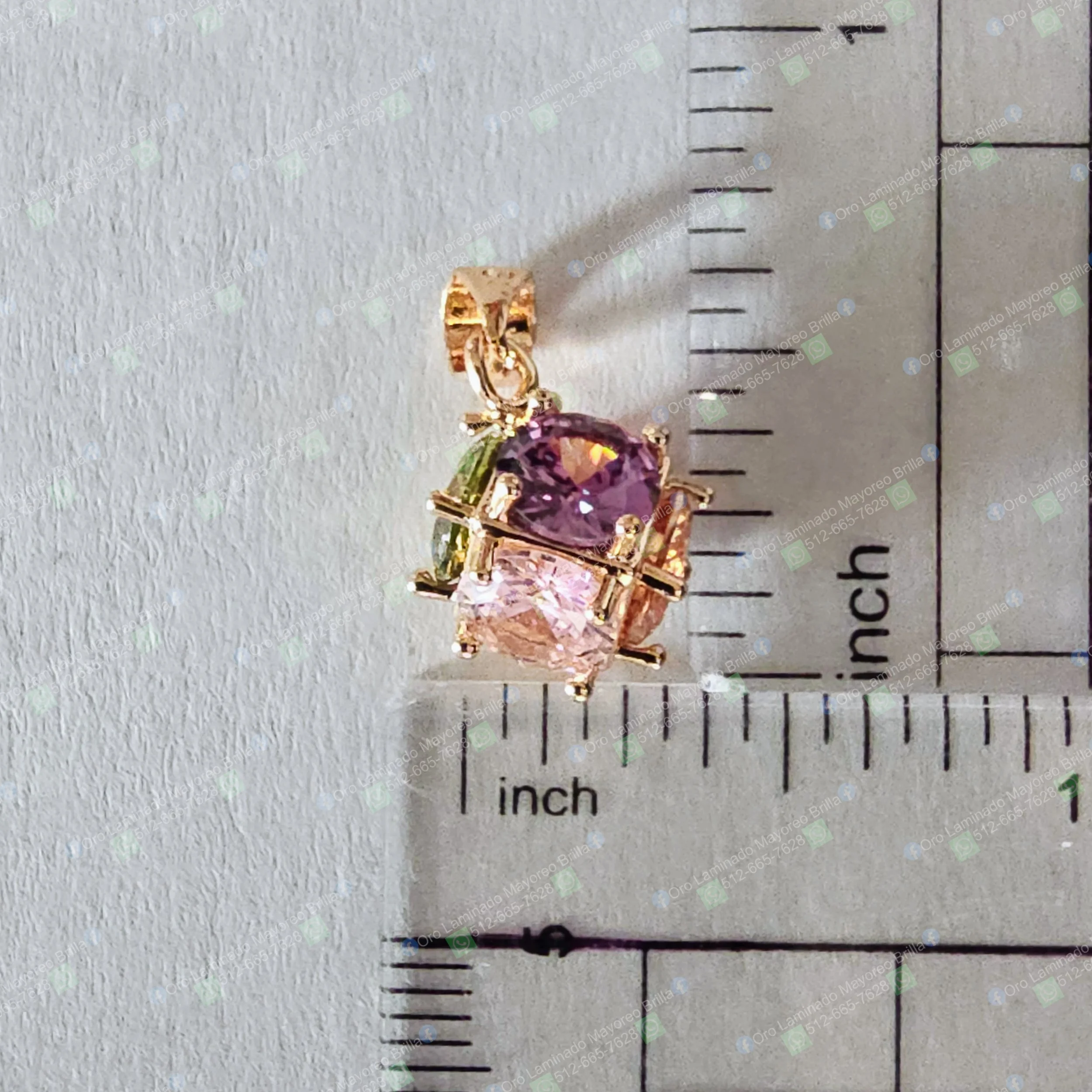 Dije con cluster de piedras en color oro con tonos morado, rosa y verde | Gold color cluster stone pendant with purple, pink, and green tones