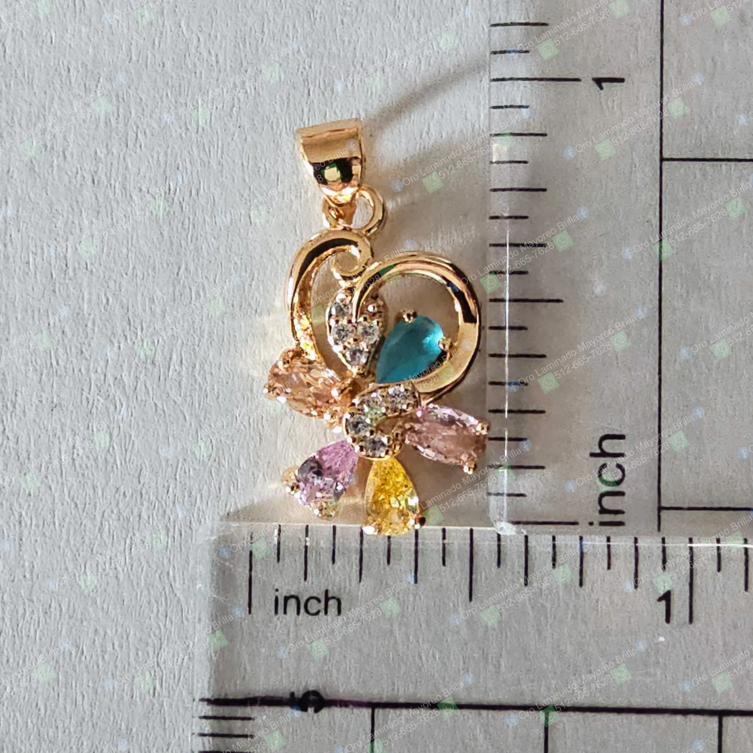 Dije corazon color oro con flores y piedras multicolor visibles | Gold color heart pendant with flowers and visible multicolor stones