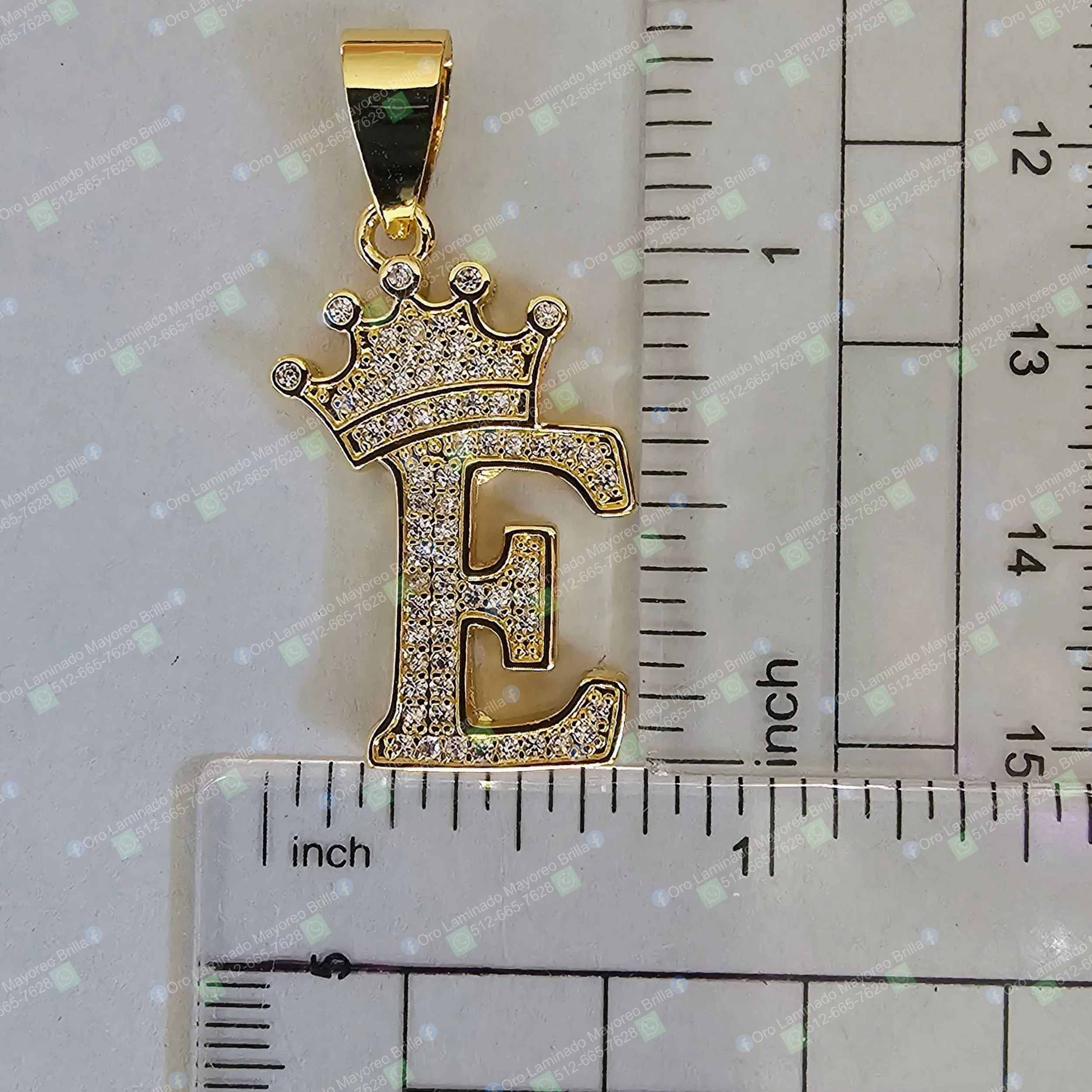 Dije de letra E con corona color oro y piedras decorativas visibles | Gold color letter E pendant with crown and visible decorative stones