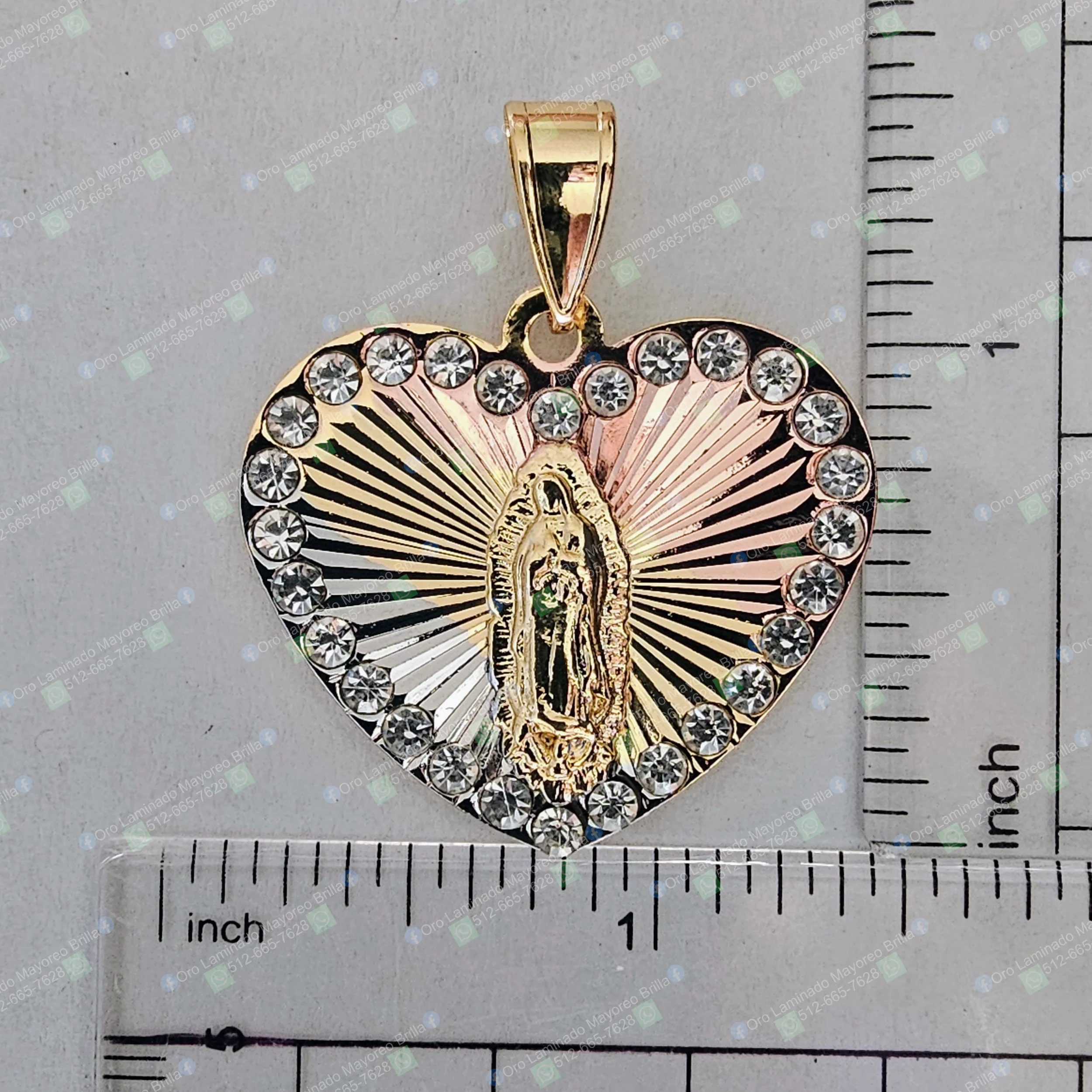 Dije corazón Virgen de Guadalupe con piedras claras tres tonos color oro | Virgin of Guadalupe heart pendant with clear stones three tone gold color