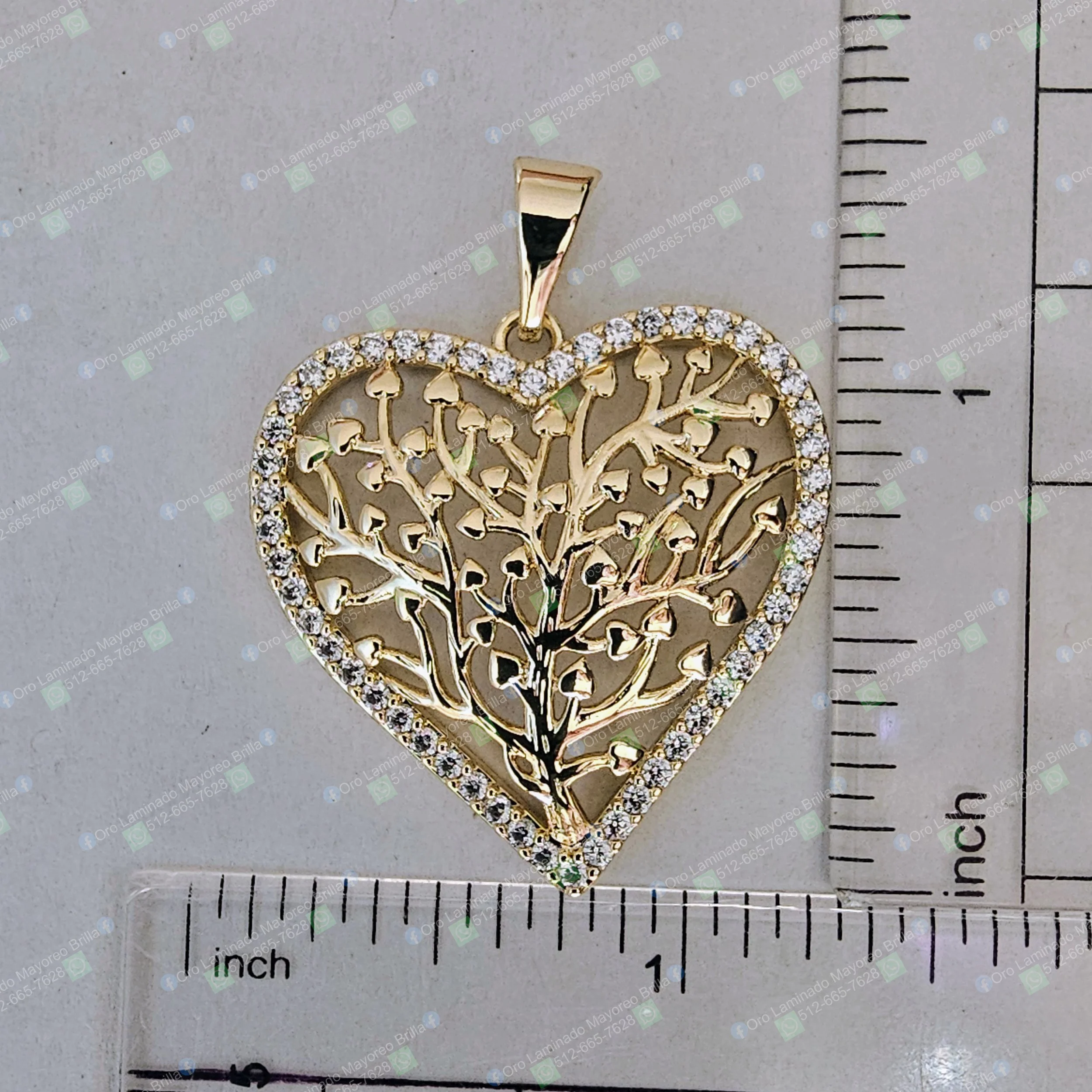 Dije de arbol de la vida en forma de corazon color oro con piedras decorativas visibles | Gold color tree of life heart pendant with visible decorative stones