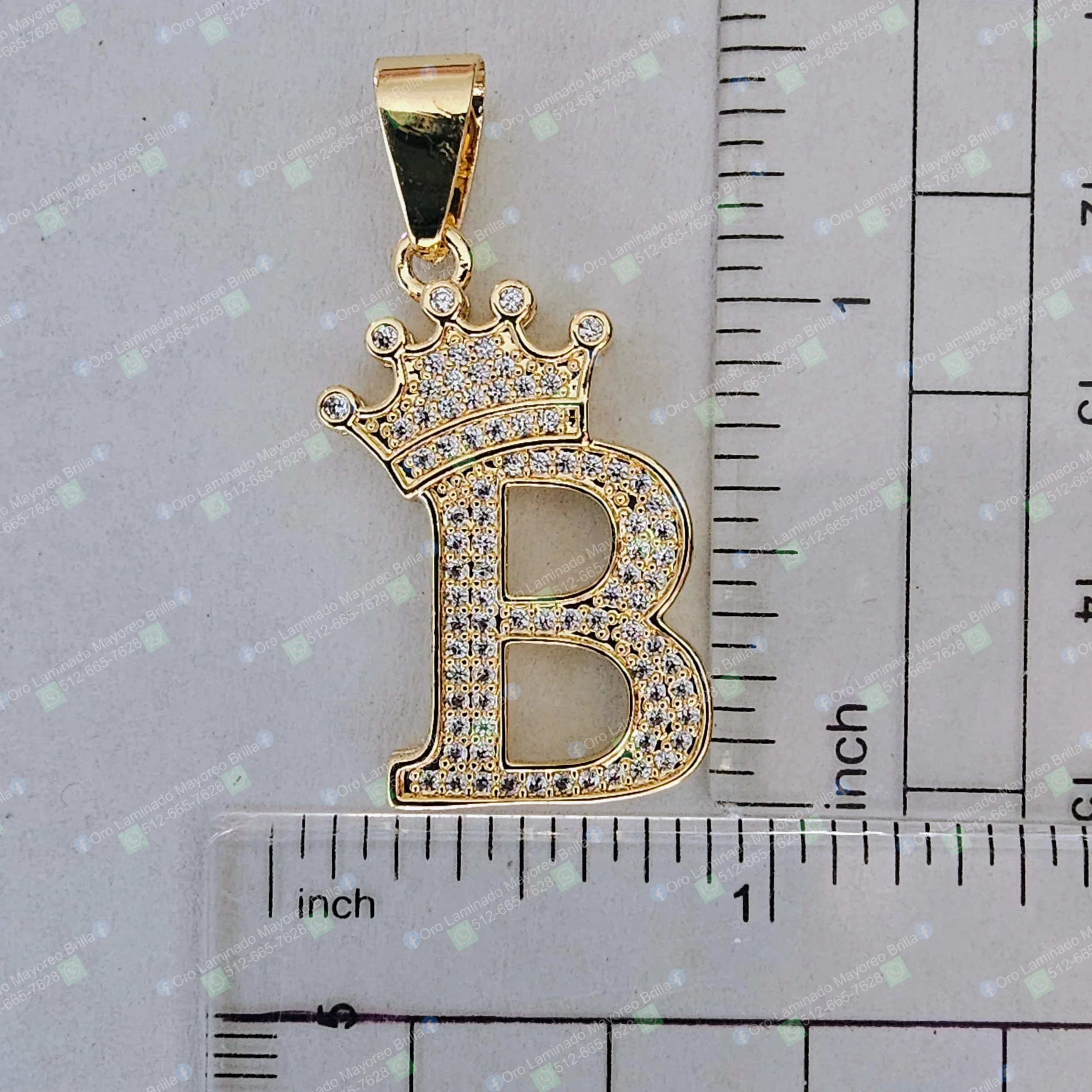 Dije letra B con corona color oro con piedras decorativas visibles | Gold color letter B pendant with crown and visible decorative stones