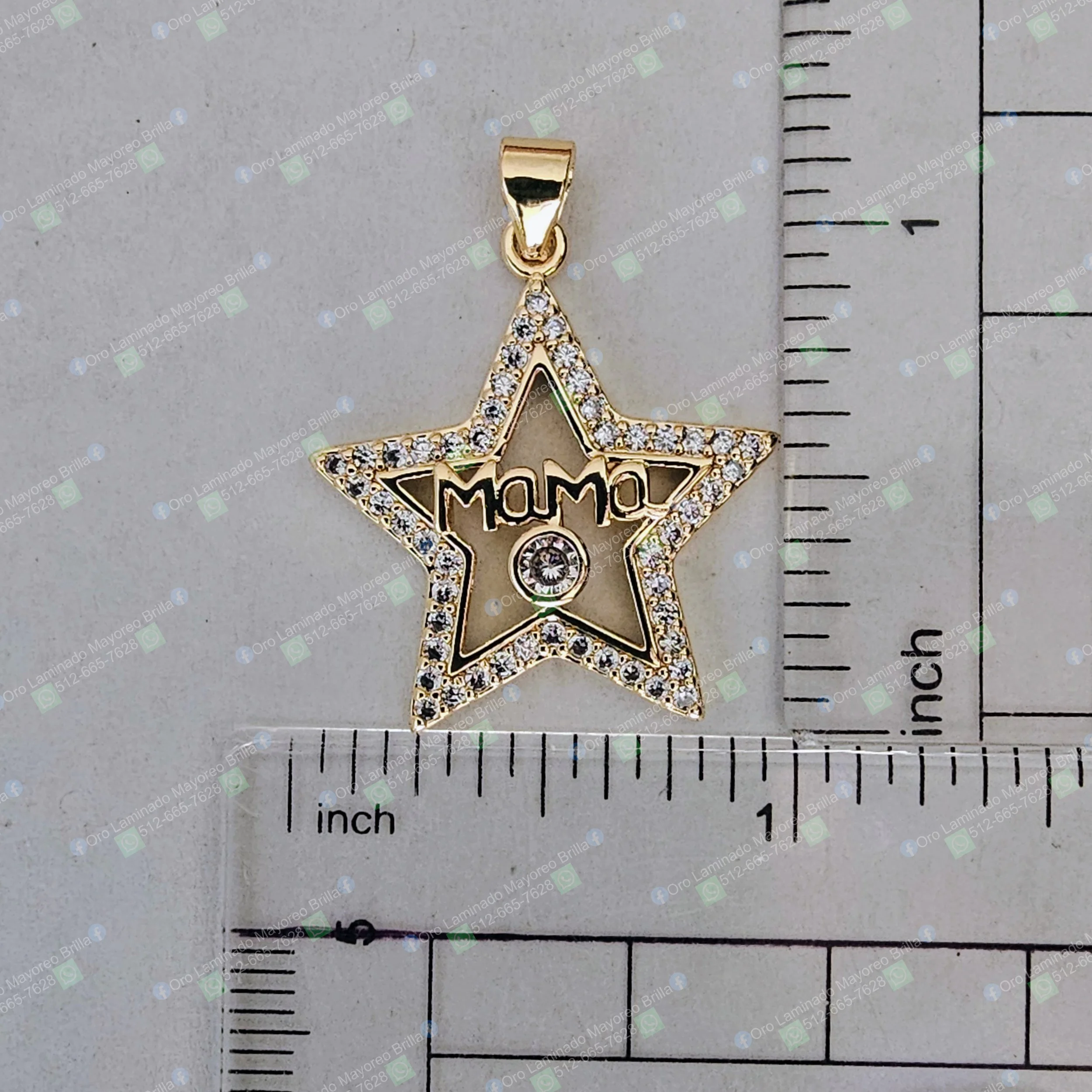 Dije estrella color oro con texto "MAMA" y piedras decorativas visibles | Gold color star pendant with "MAMA" text and visible decorative stones