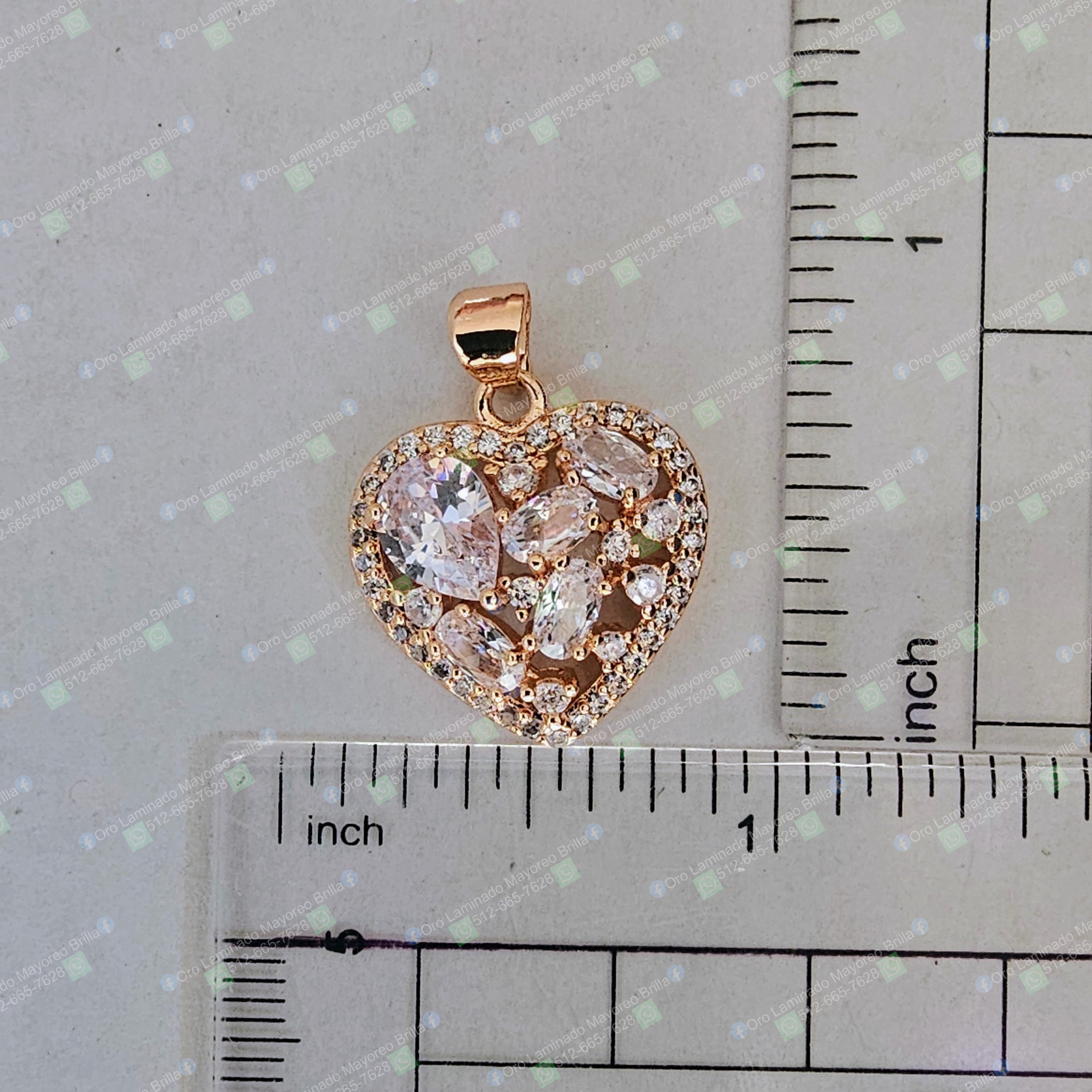 Dije de corazon color oro rosa con piedras decorativas visibles | Rose gold color heart pendant with visible decorative stones