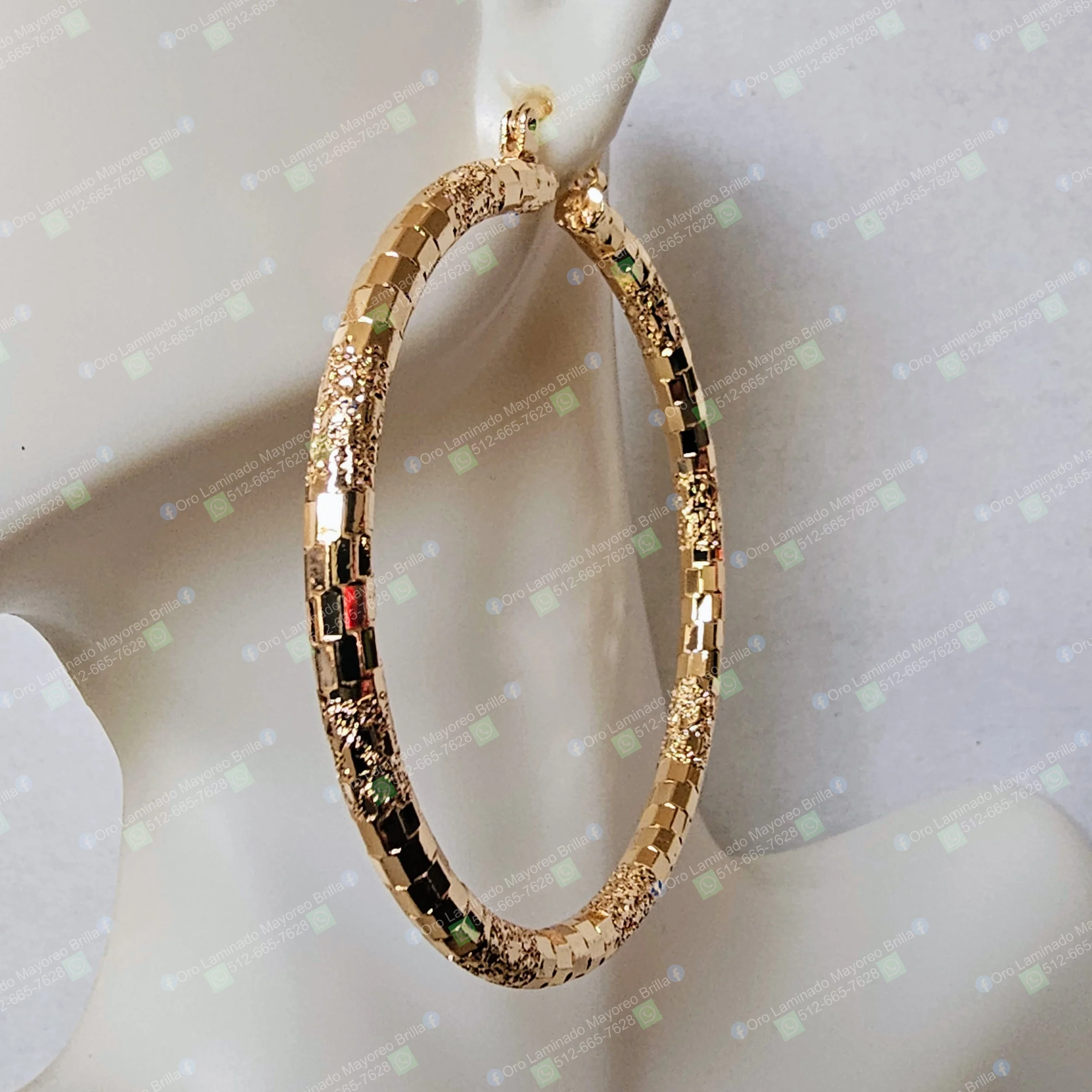 Aretes aro ovalado texturizado color oro con detalles brillantes visibles | Textured gold color oval hoop earrings with visible shiny details