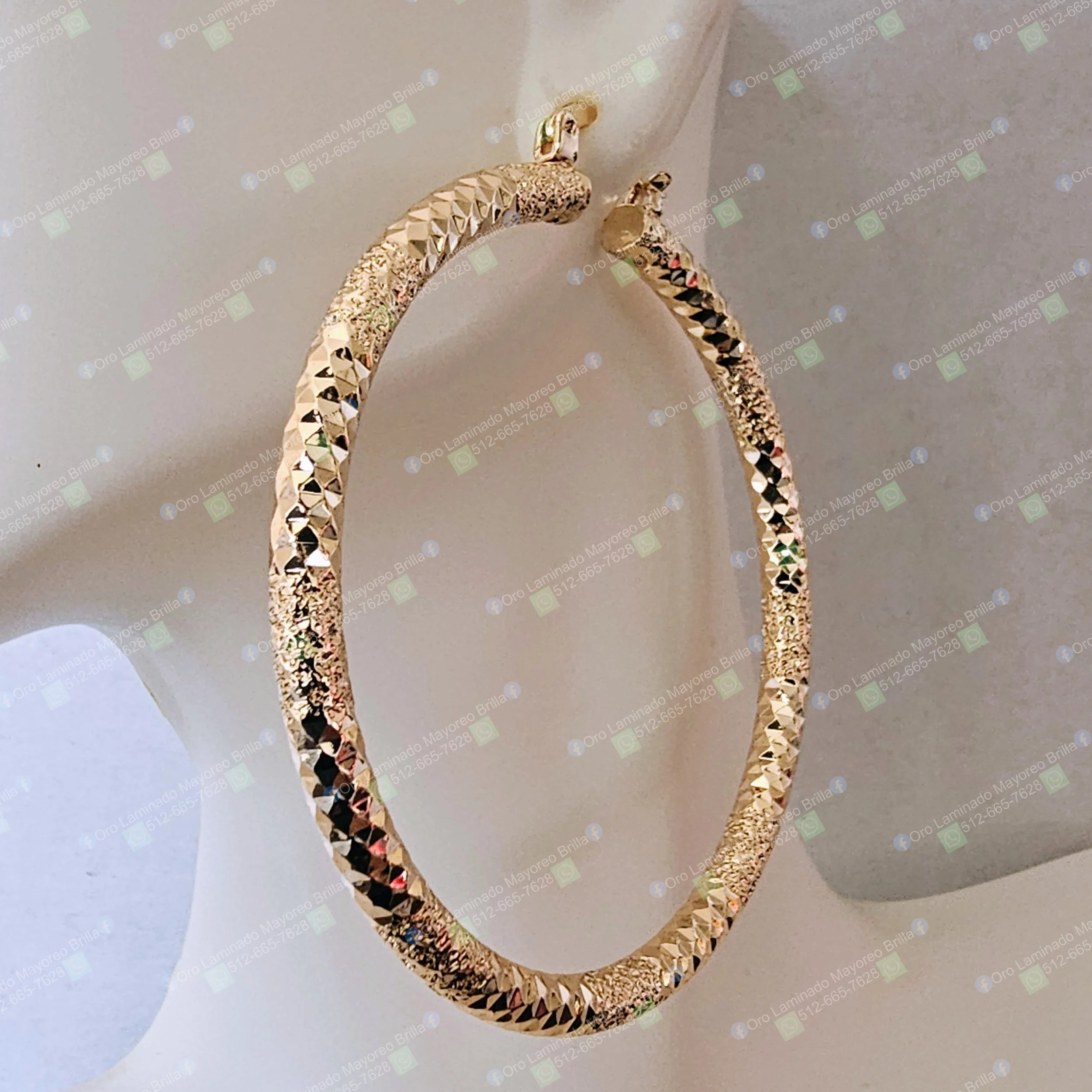 Pulsera ovalada texturizada color oro con detalles visibles | Gold color textured oval bracelet with visible details