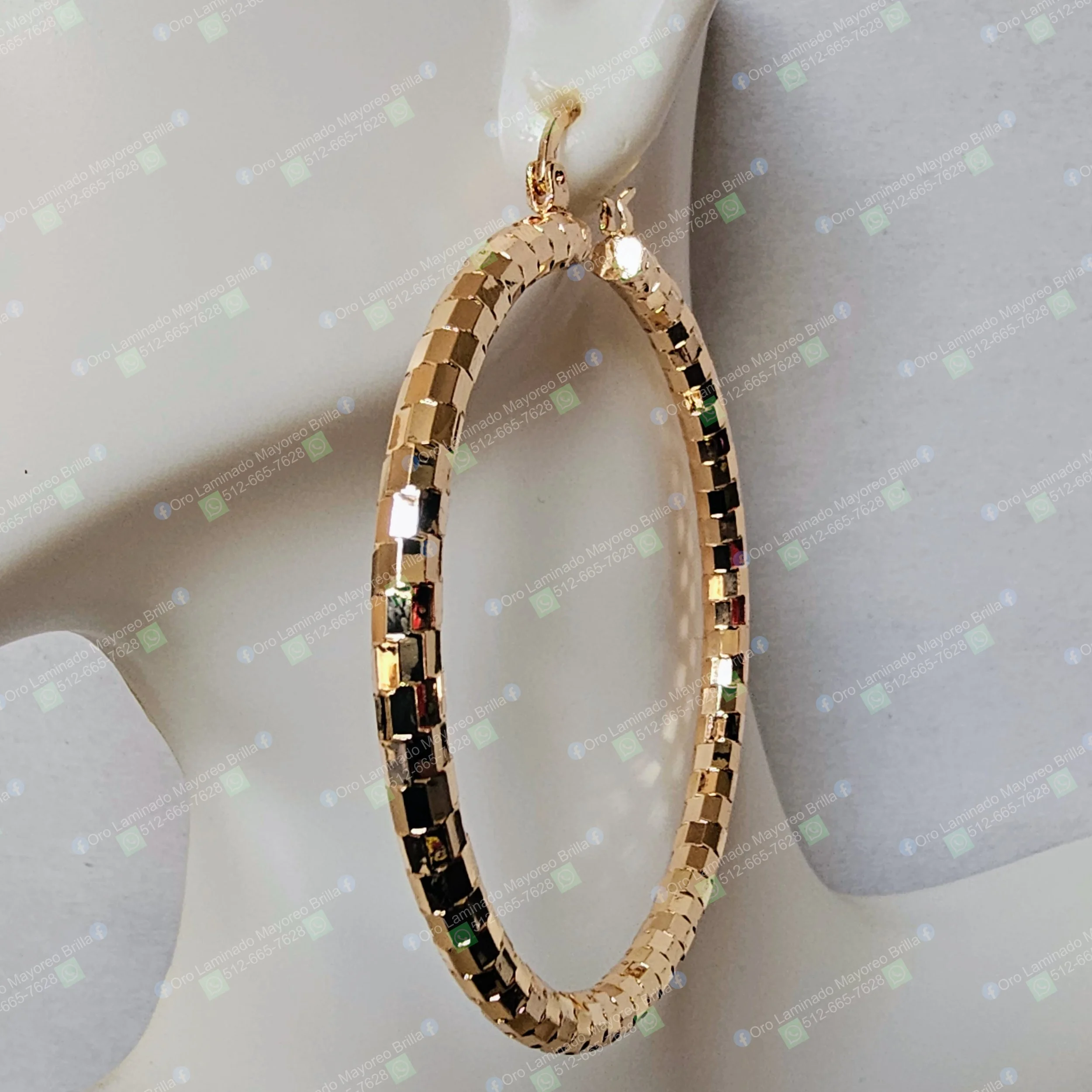 Arete argolla ovalada texturada con acabado color oro para joyería mayoreo | Gold color textured oval hoop earring for wholesale jewelry