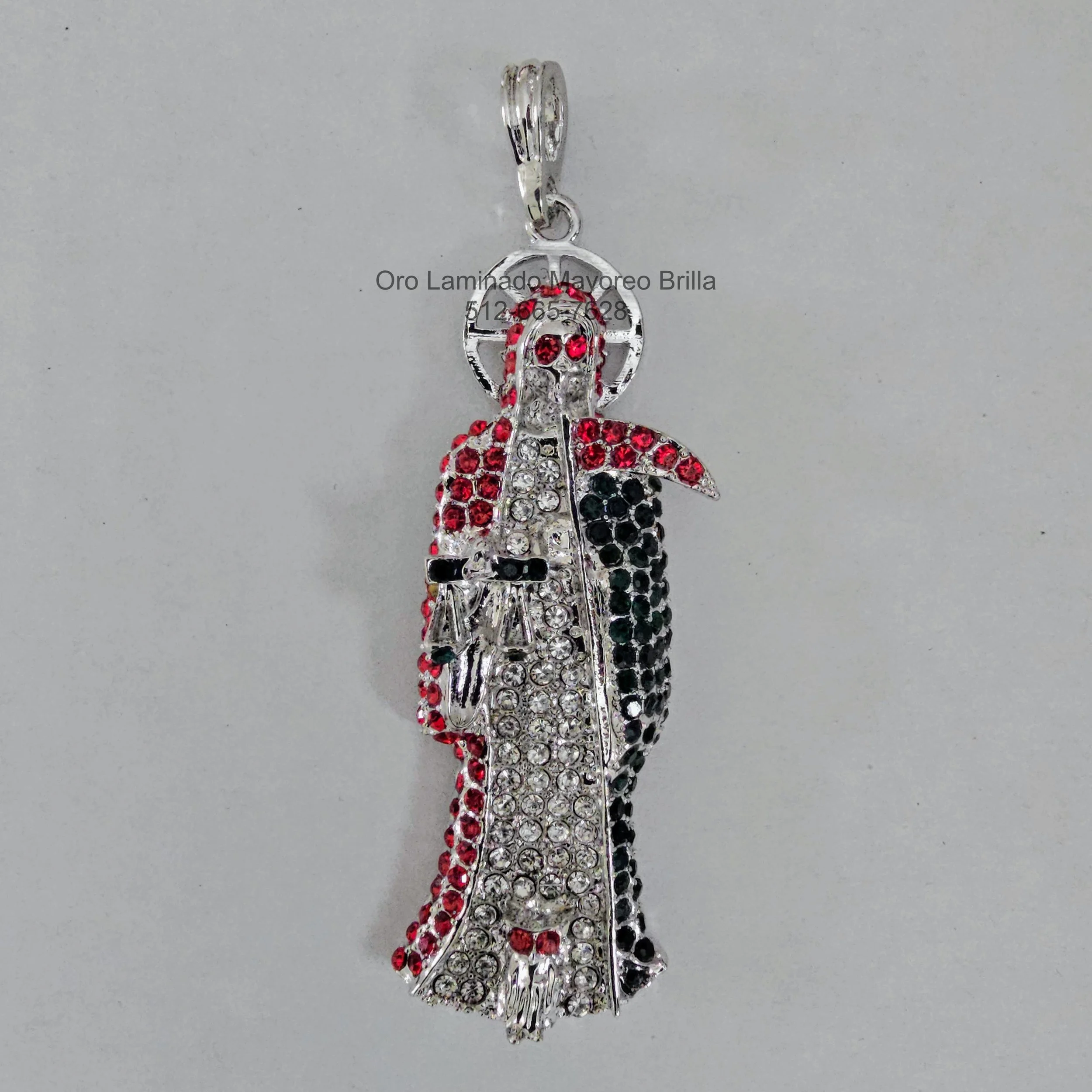 Dije Santa Muerte color plata con piedras decorativas visibles rojas, negras y blancas | Silver color Santa Muerte pendant with visible red, black, and white decorative stones