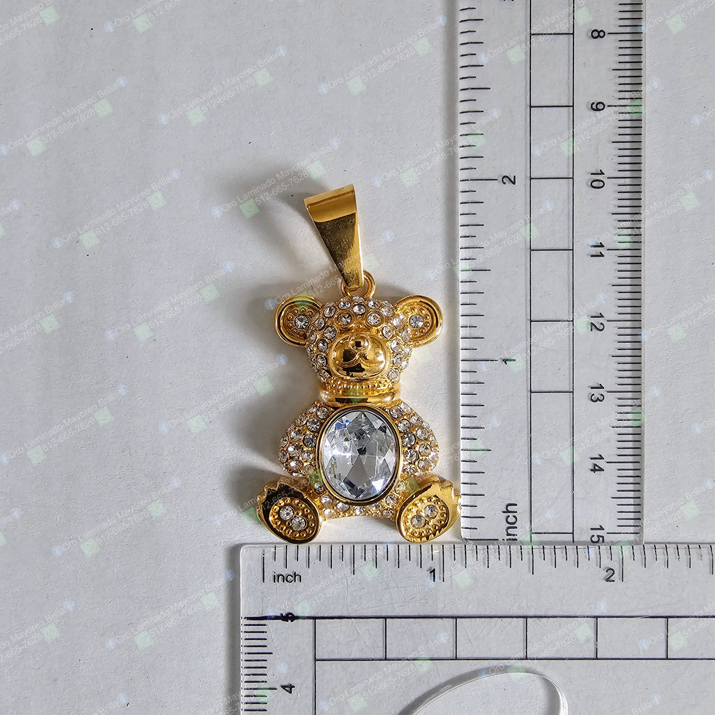 Dije oso color oro con piedras decorativas visibles y piedra grande en el centro | Gold color bear pendant with visible decorative stones and large central stone