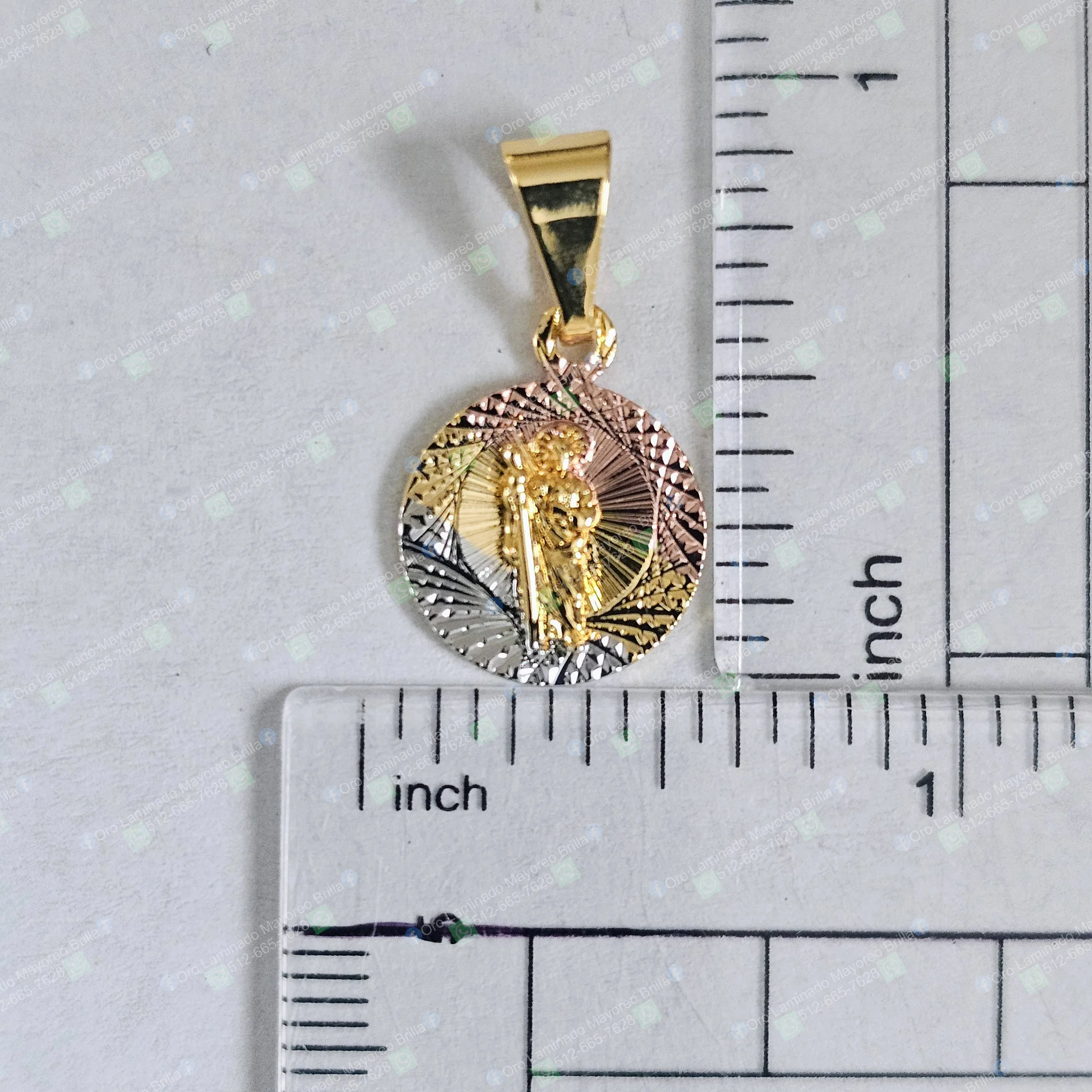 Dije redondo San Judas Tadeo tres tonos diamantado color oro | Round Saint Jude pendant three tone diamond cut gold color