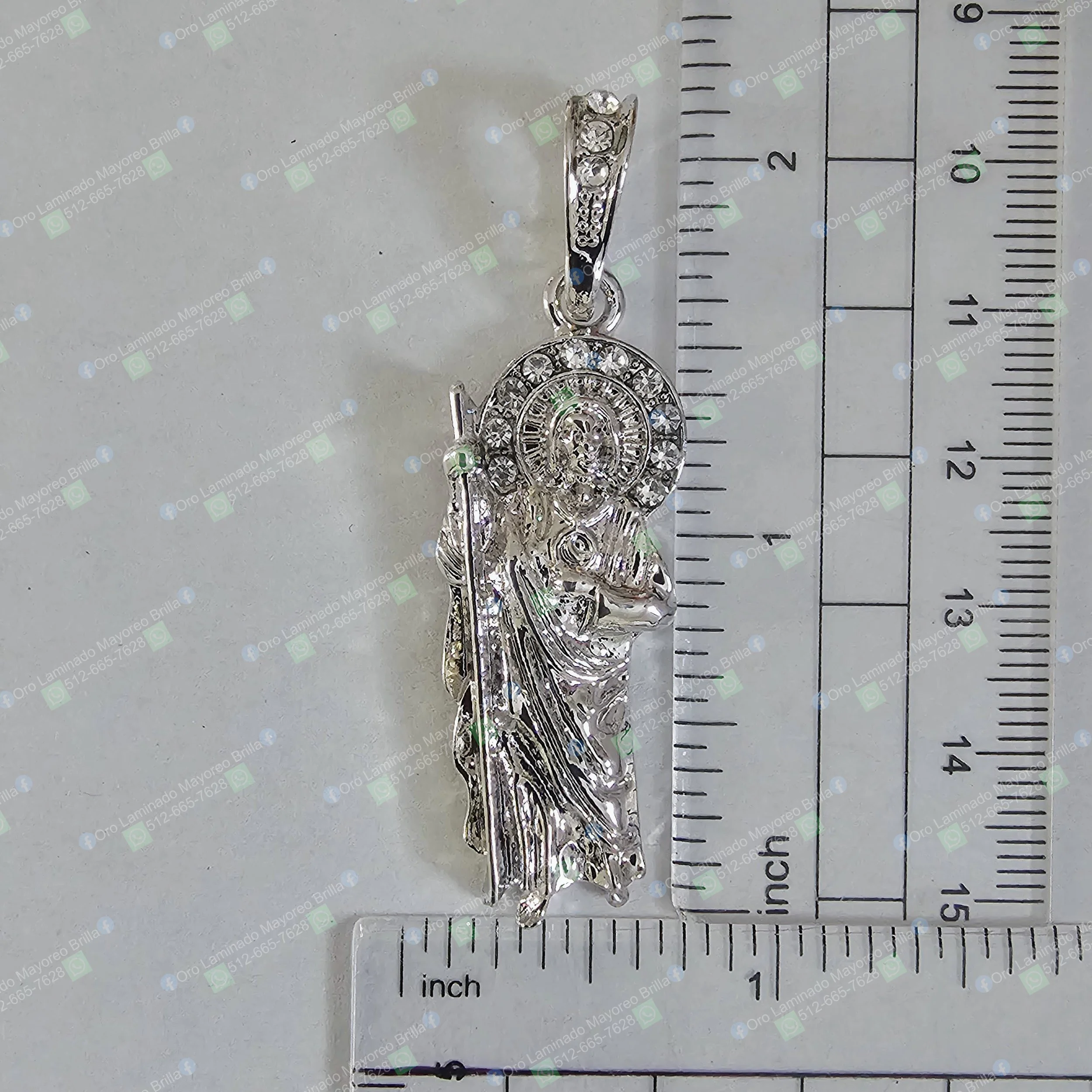Dije San Judas Tadeo plateado con piedras brillantes | Saint Jude silver tone pendant with clear stones