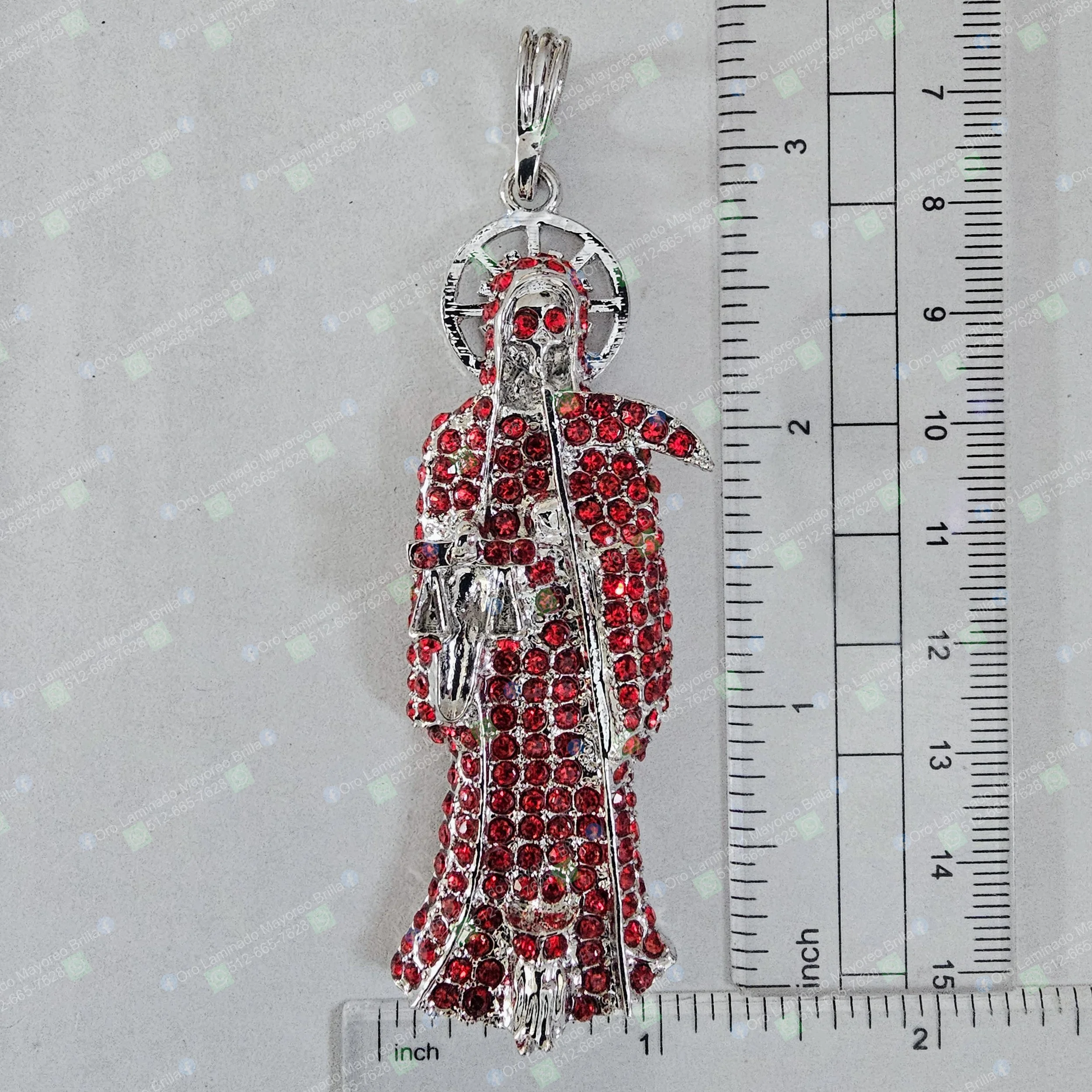 Virgen Maria Dije Virgen color plata con piedras rojas decorativas visibles | Silver color Virgin pendant with visible red decorative stones