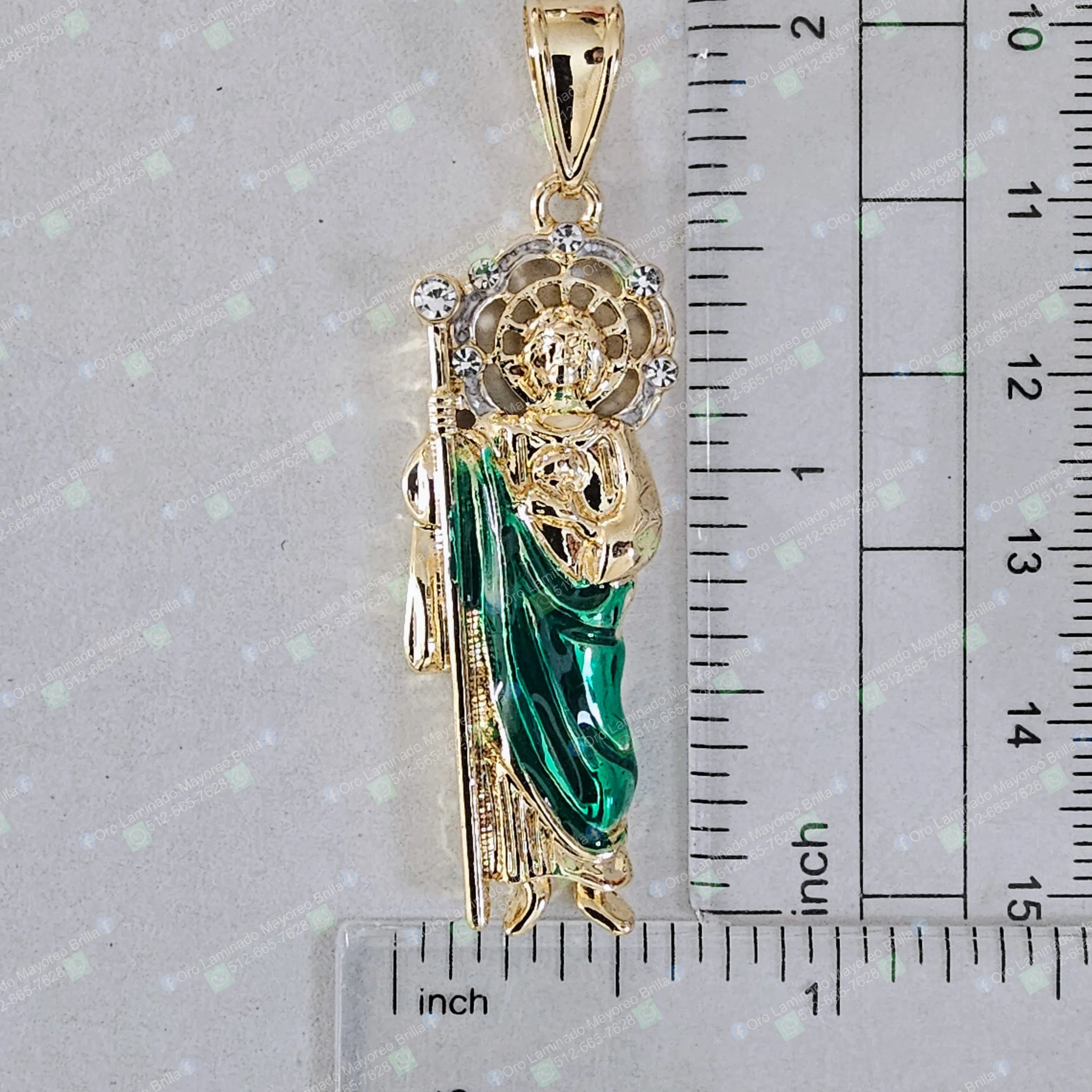 Dije San Judas Tadeo con manto verde y detalles brillantes color oro | Saint Jude pendant with green robe and clear accents gold color