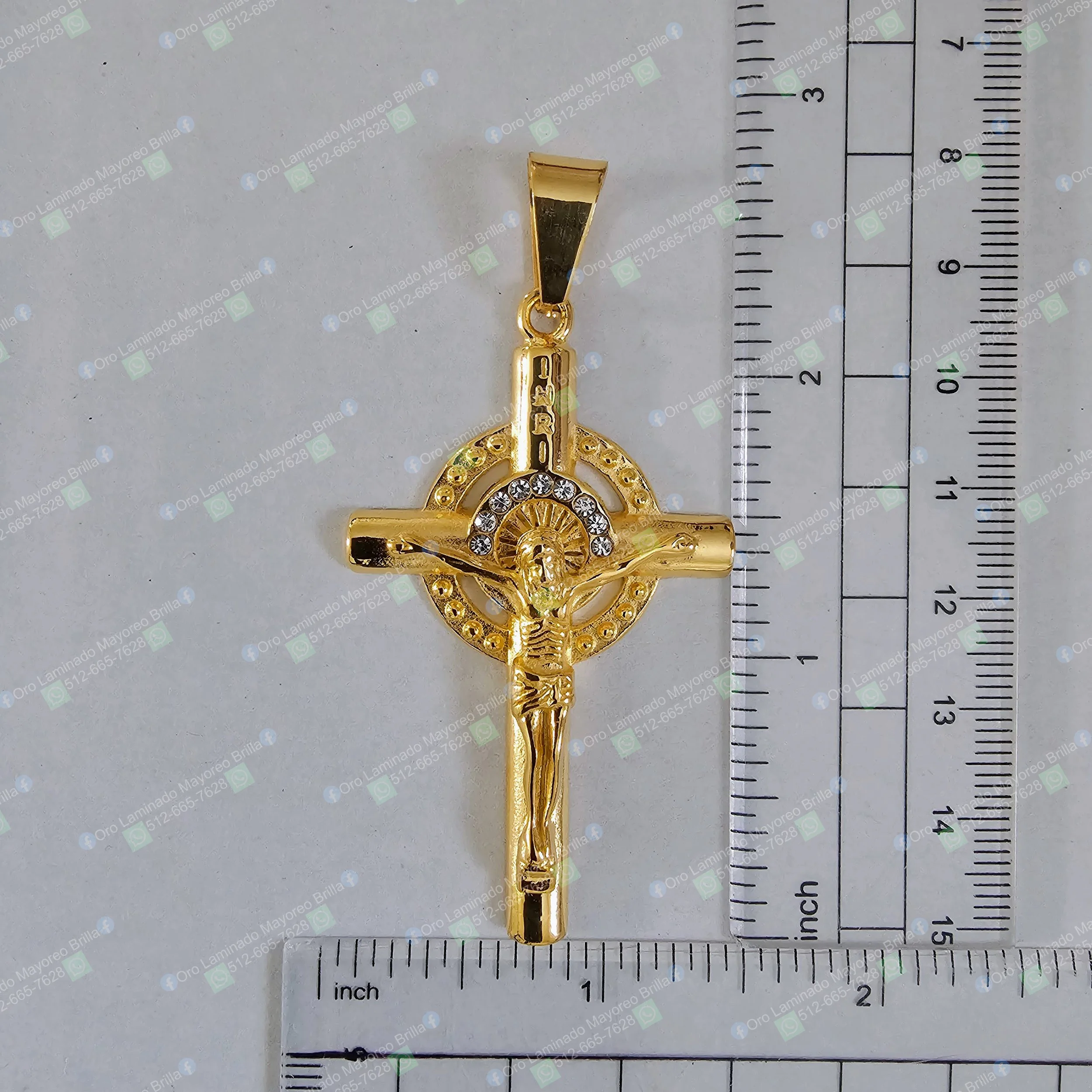 Dije de cruz color oro con Cristo y halo con piedras decorativas visibles | Gold color cross pendant Gold color crucifix pendant with Christ and halo with visible decorative stones