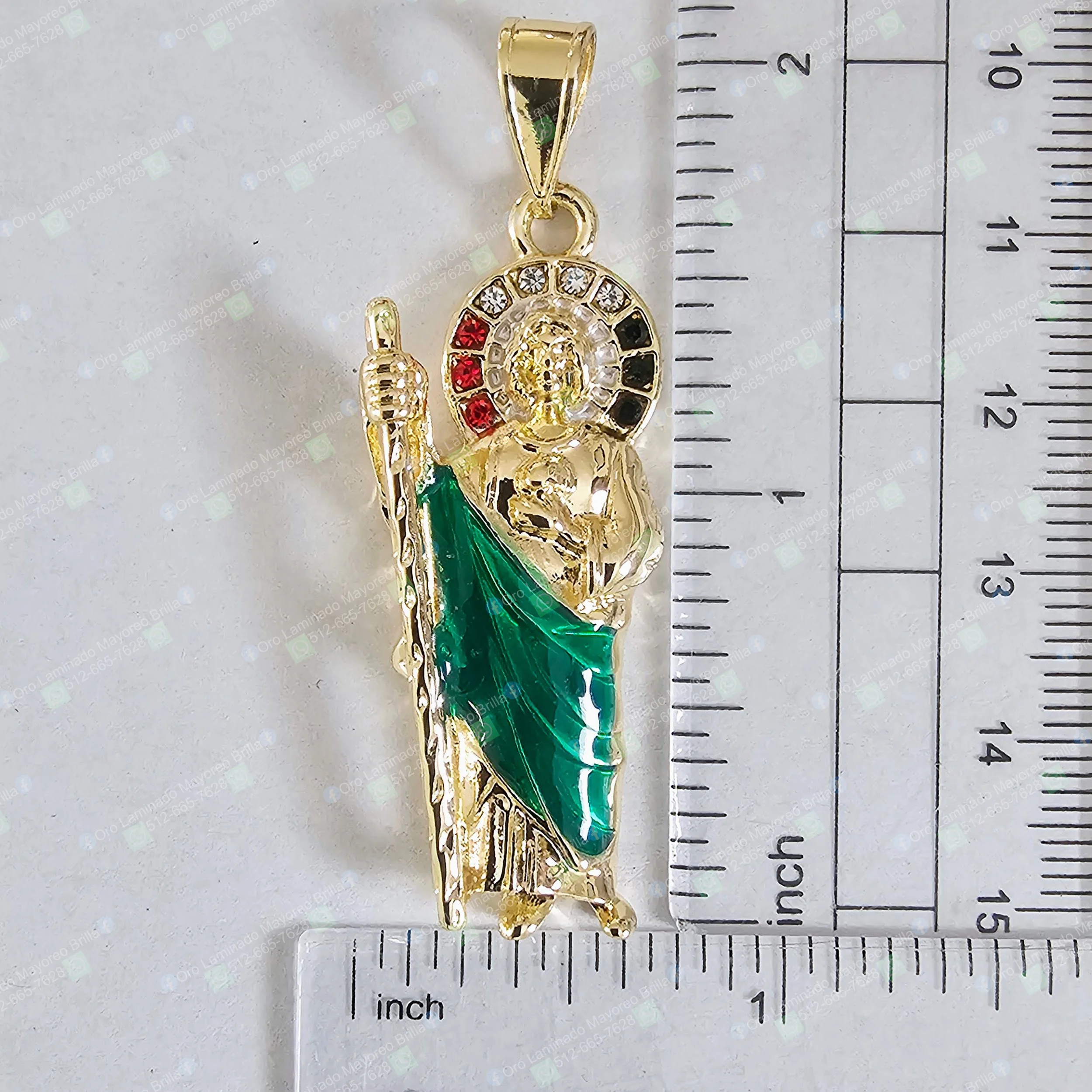 Dije San Judas Tadeo con manto verde y piedras tricolor color oro | Saint Jude pendant with green robe and tricolor stones gold color