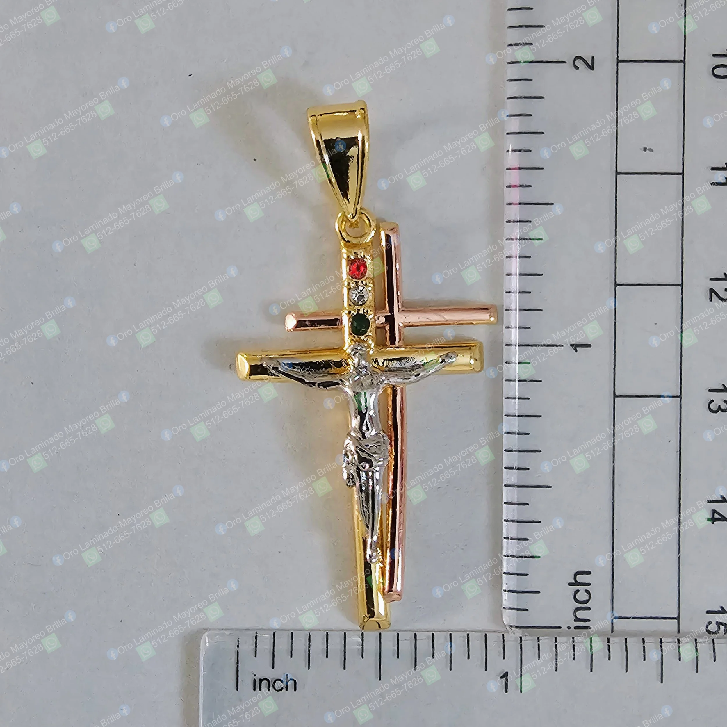 Dije cruz con Cristo tres tonos y piedras tricolor color oro | Crucifix cross pendant three tone with tricolor stones gold color
