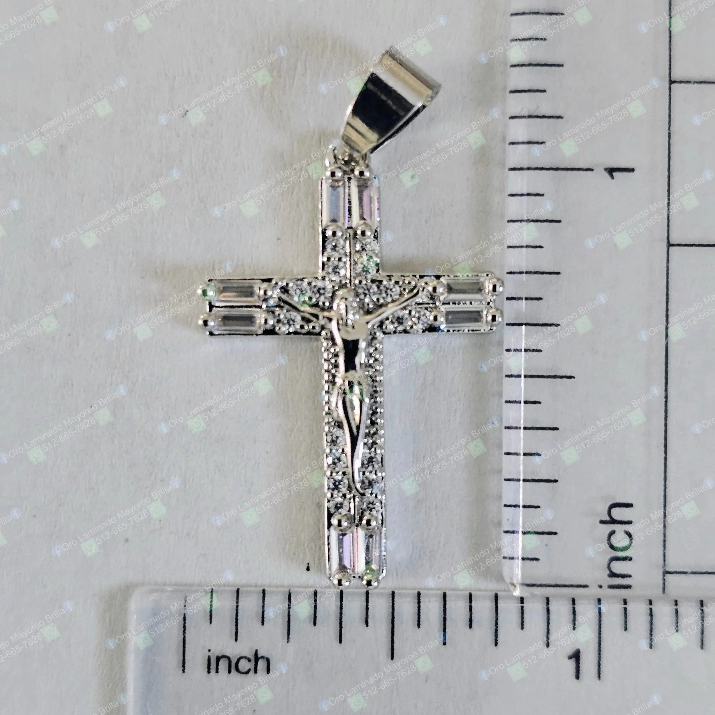 Dije cruz con Cristo color plata con piedras decorativas visibles | Silver color cross pendant Silver color crucifix pendant with visible decorative stones